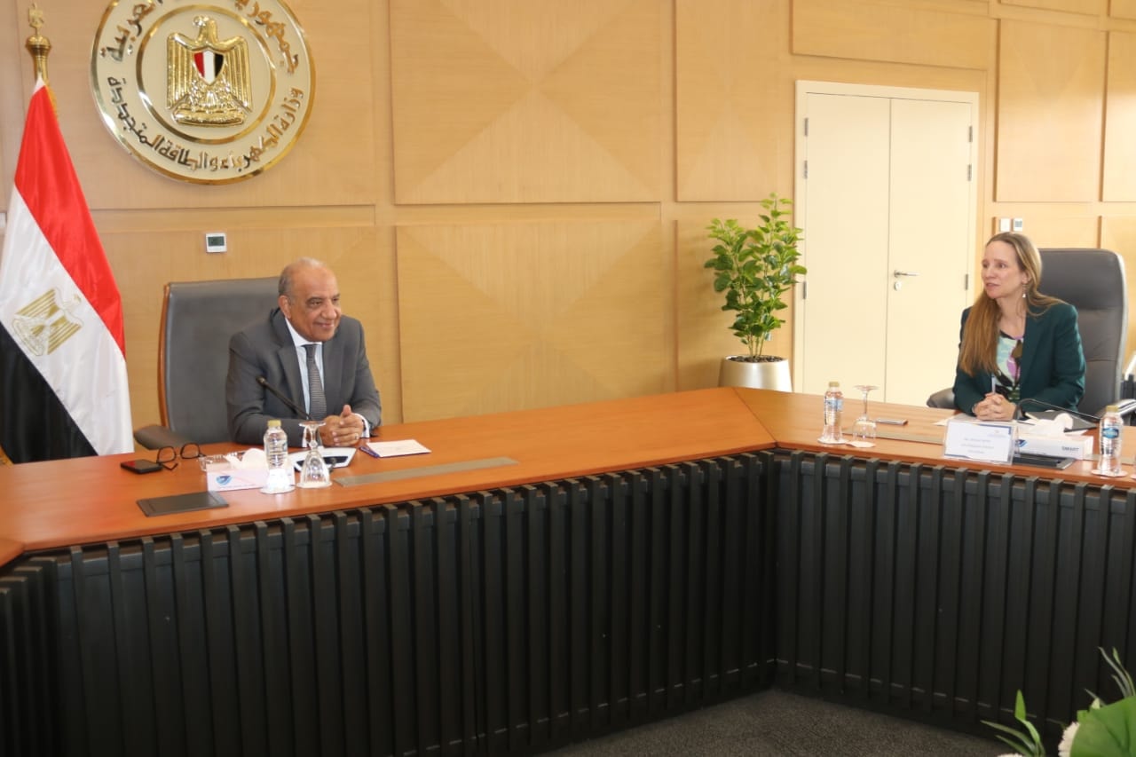 وزير الكهرباء يجتمع مع وفد البنك الدولي