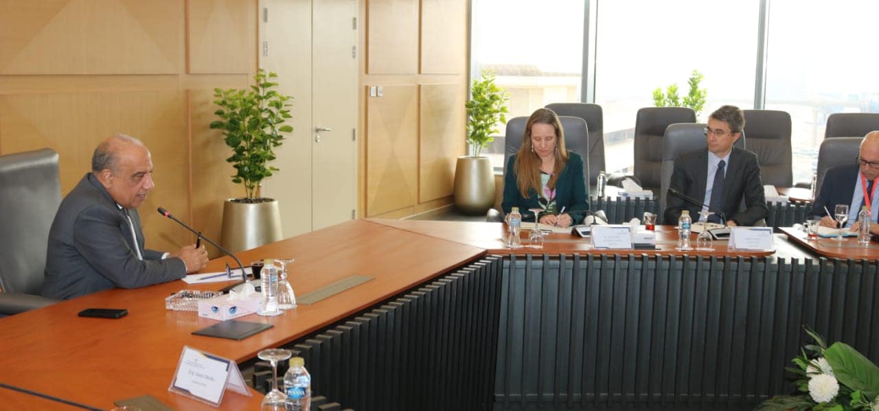 وزير الكهرباء يجتمع مع وفد البنك الدولي