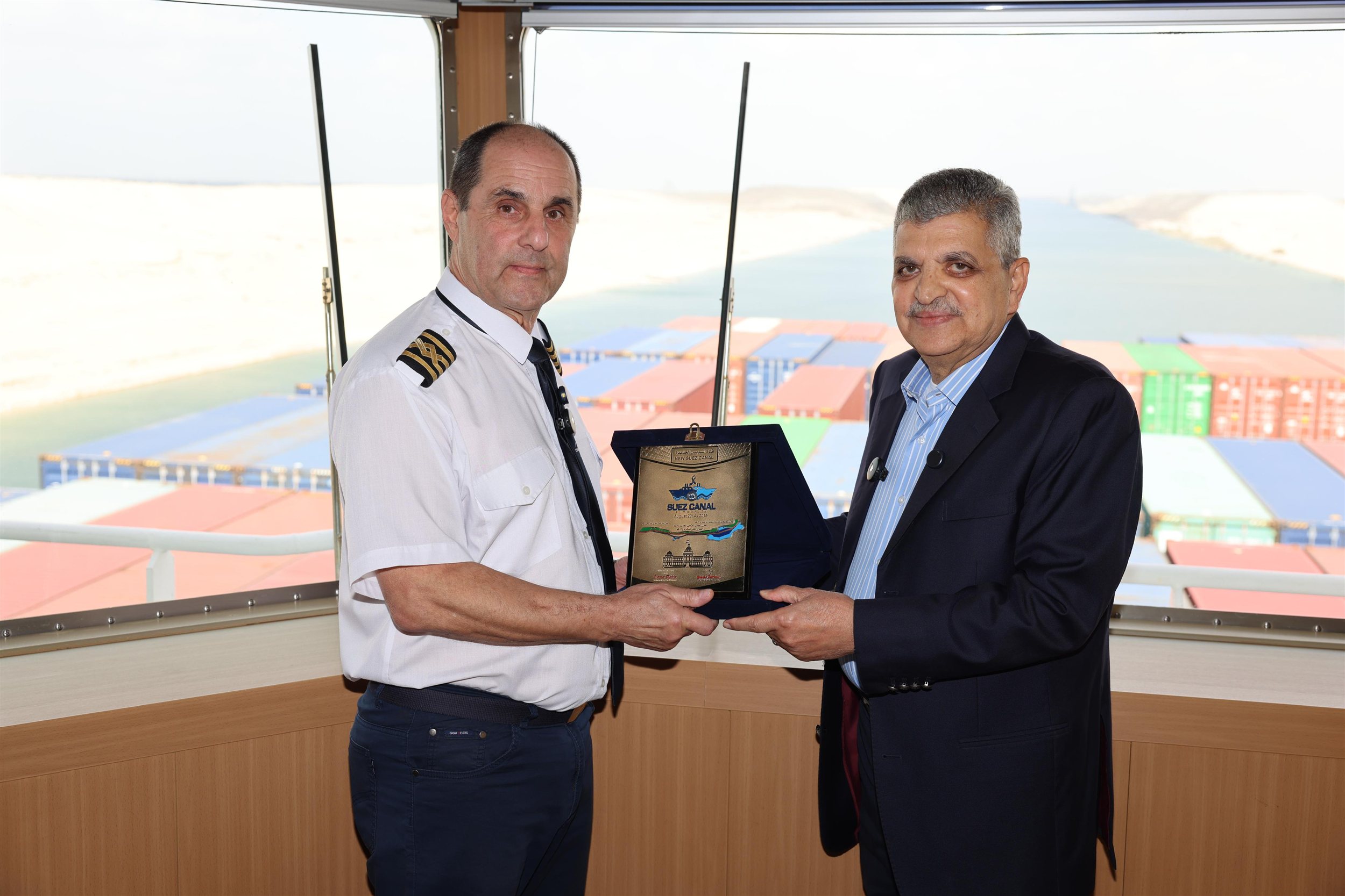 الفريق أسامة ربيع يتفقد حركة الملاحة بالقناة