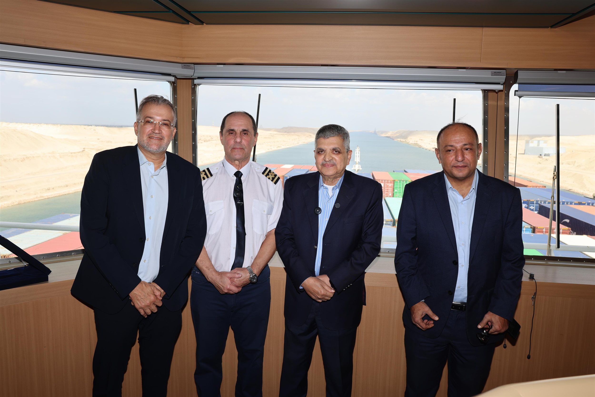 الفريق أسامة ربيع يتفقد حركة الملاحة بالقناة