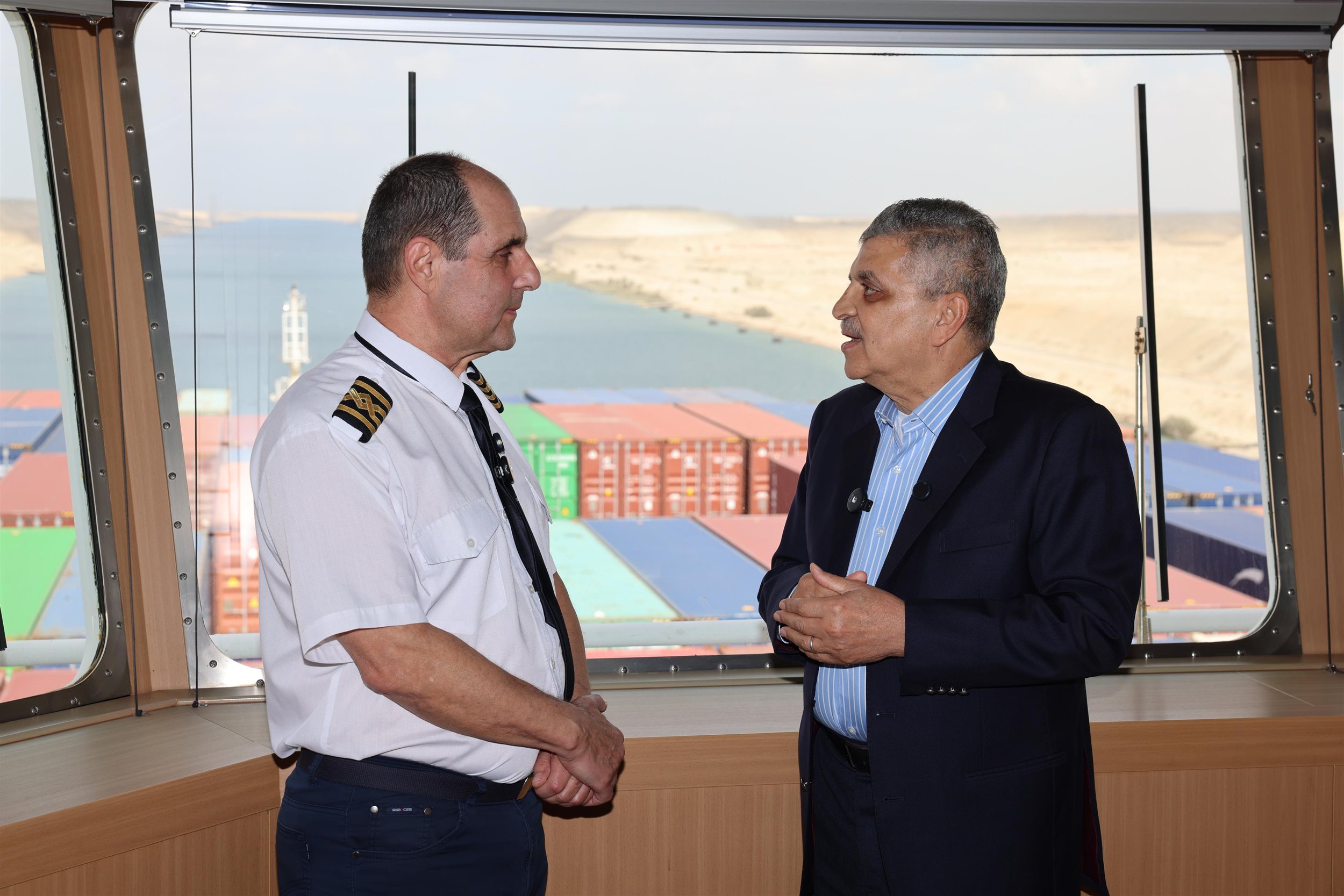 الفريق أسامة ربيع يتفقد حركة الملاحة بالقناة