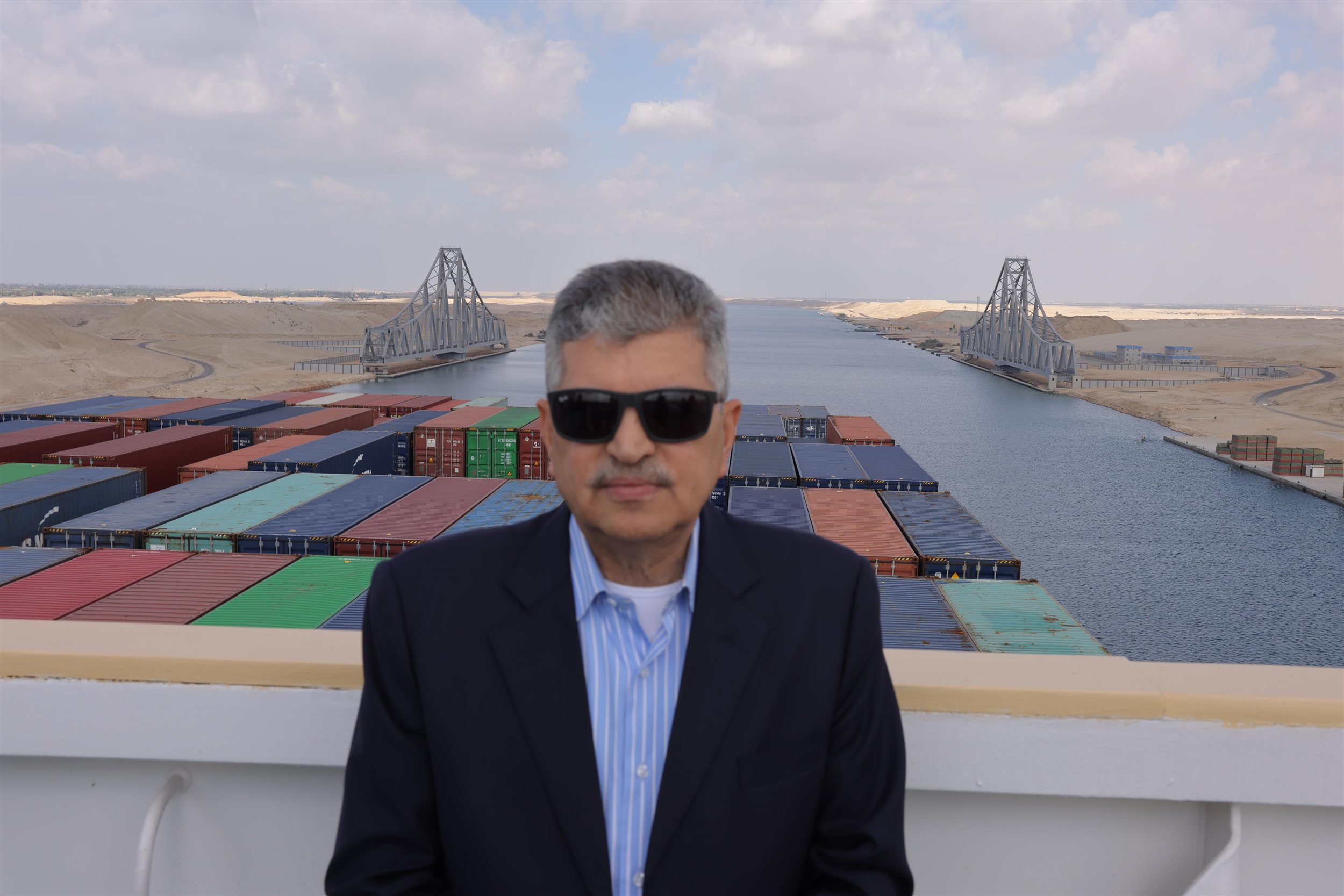 الفريق أسامة ربيع يتفقد حركة الملاحة بالقناة