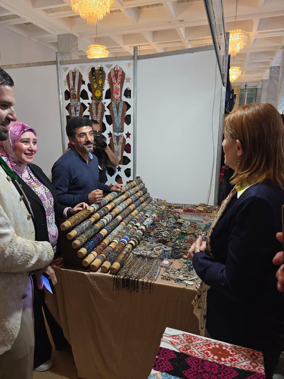 شباب جهاز تنمية المشروعات يشاركون في معرض الصالون الدولي للصناعات التقليدية بالجزائر