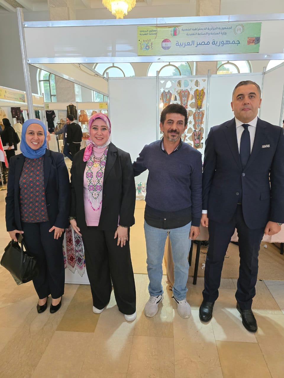 شباب جهاز تنمية المشروعات يشاركون في معرض الصالون الدولي للصناعات التقليدية بالجزائر