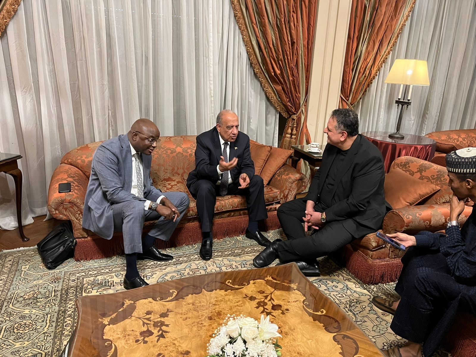 وزير الكهرباء يجتمع مع وزير المياه والطاقة بجمهورية تشاد