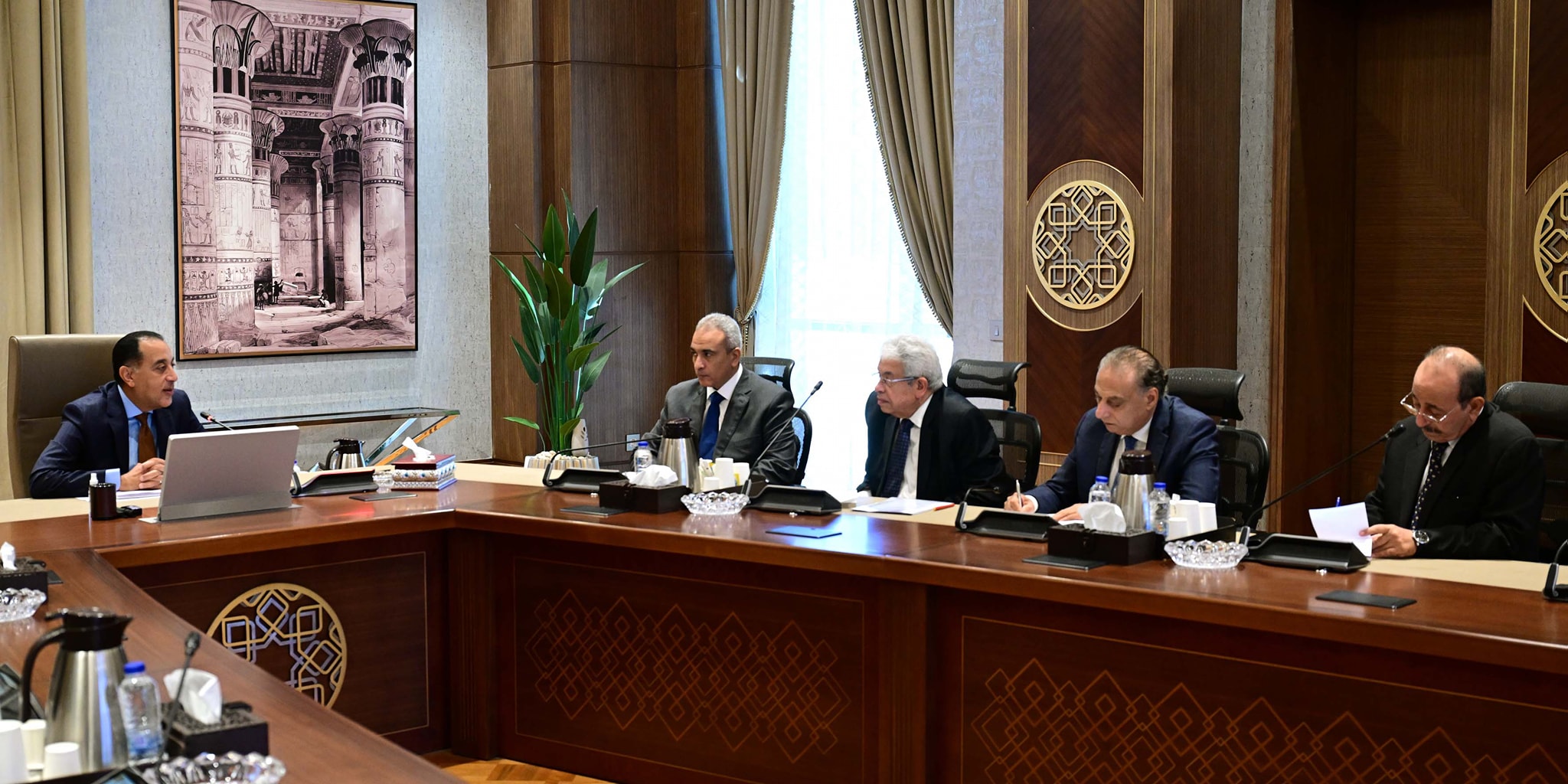 رئيس الوزراء يلتقي أعضاء اللجنة الاستشارية للشئون السياسية