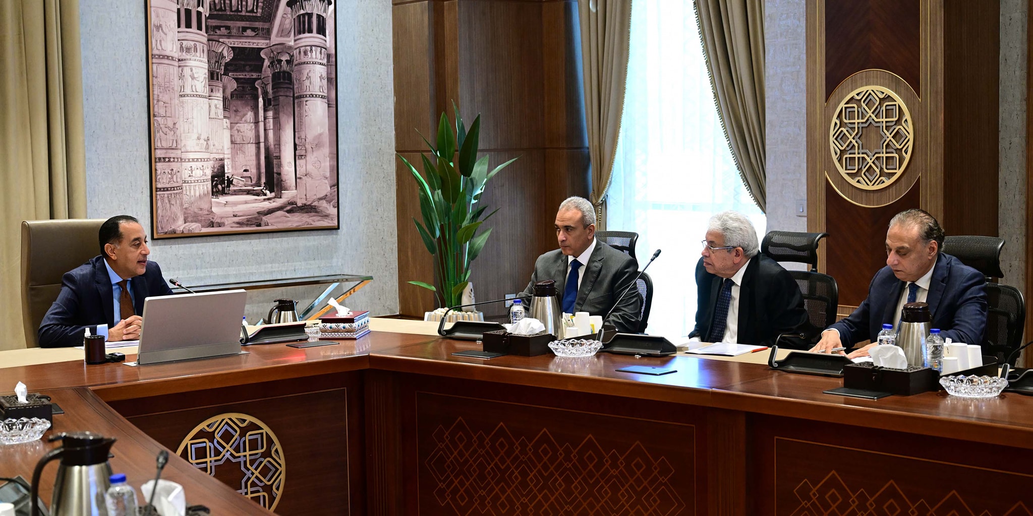 رئيس الوزراء يلتقي أعضاء اللجنة الاستشارية للشئون السياسية