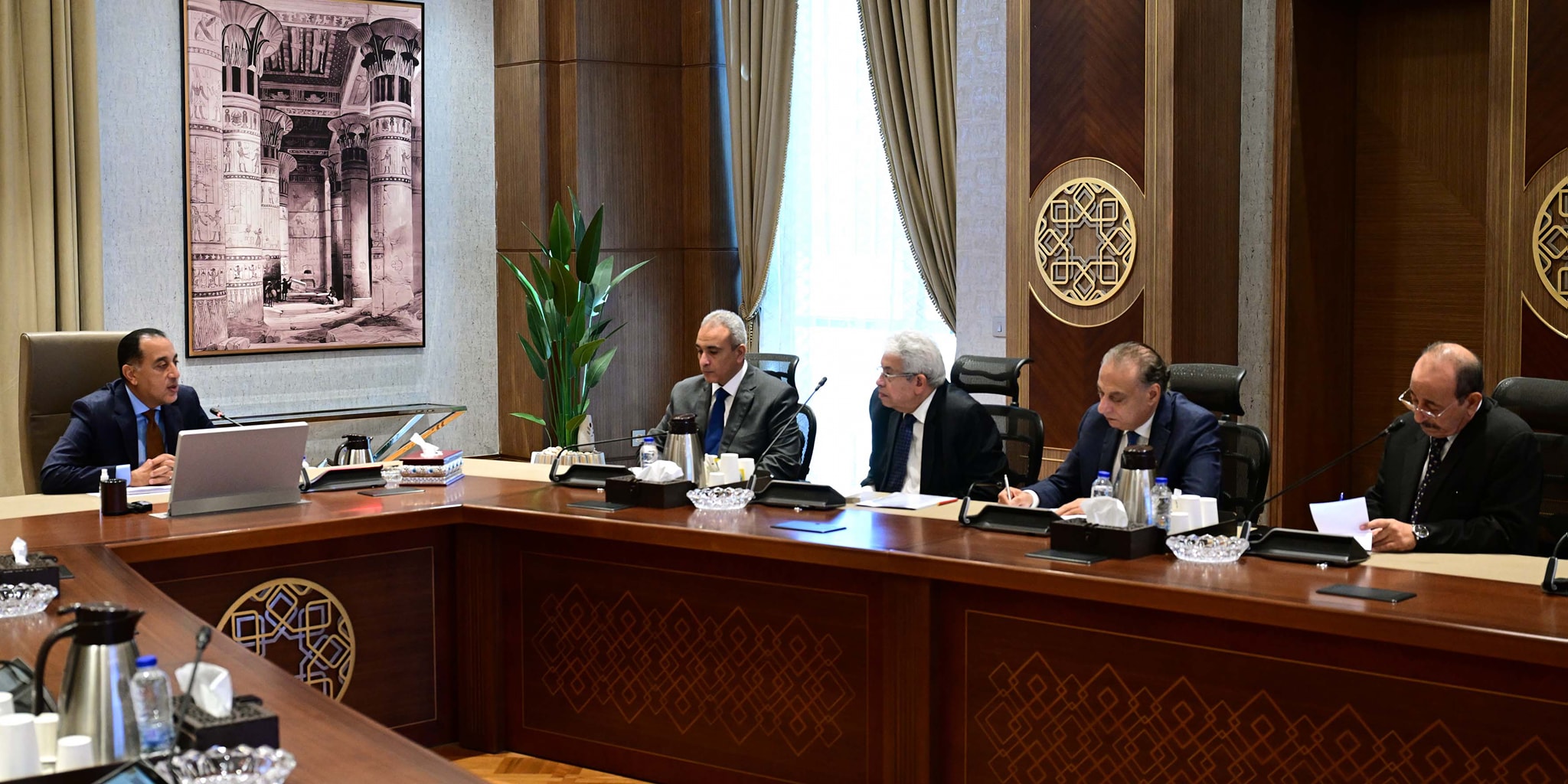 رئيس الوزراء يلتقي أعضاء اللجنة الاستشارية للشئون السياسية