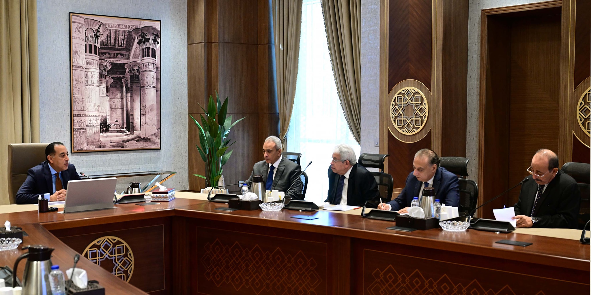 رئيس الوزراء يلتقي أعضاء اللجنة الاستشارية للشئون السياسية