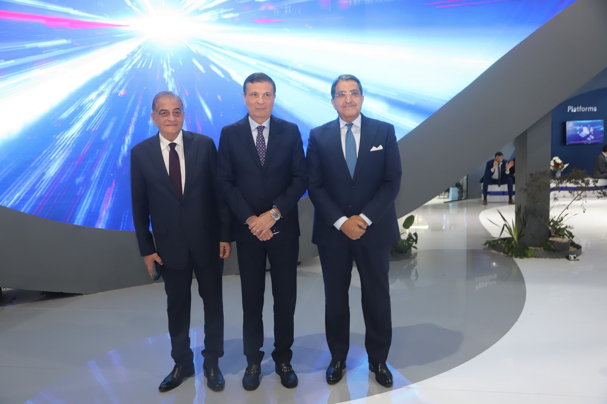 وزير الزراعة يتفقد جناح إي فاينانس بمعرض القاهرة الدولي