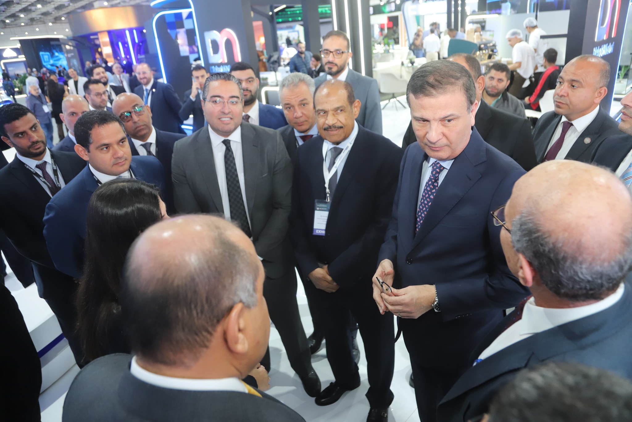 وزير الزراعة يتفقد جناح إي فاينانس بمعرض القاهرة الدولي