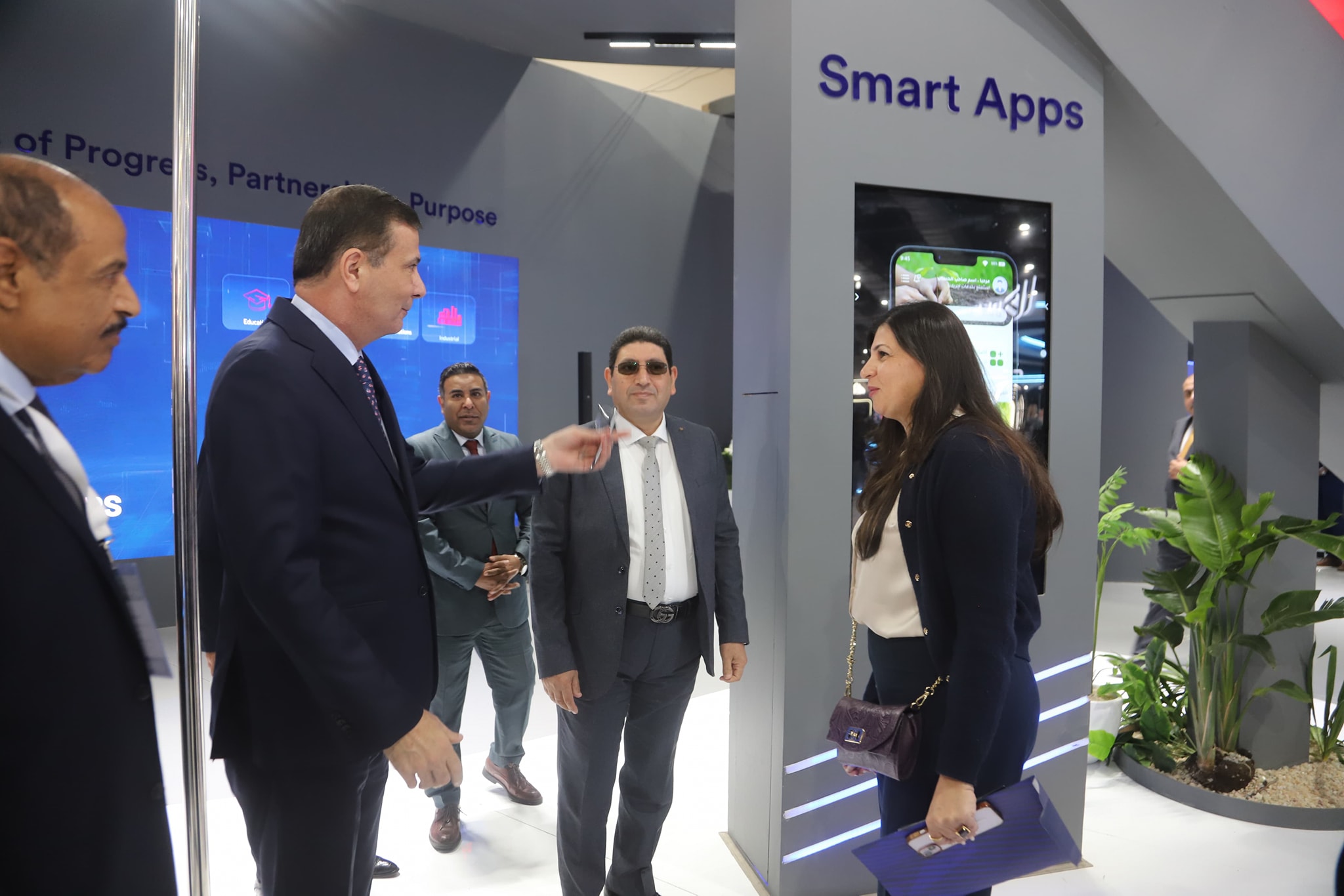 وزير الزراعة يتفقد جناح إي فاينانس بمعرض القاهرة الدولي
