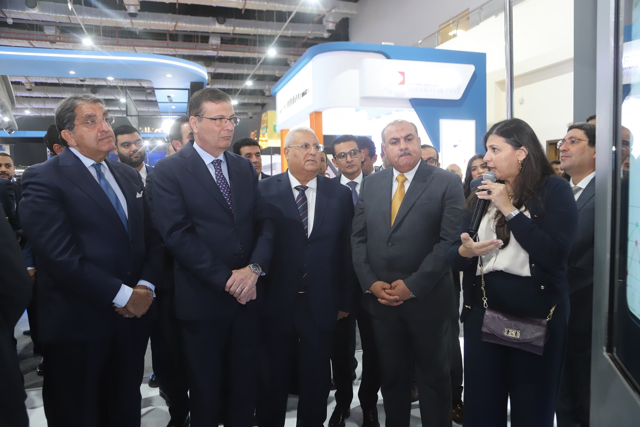 وزير الزراعة يتفقد جناح إي فاينانس بمعرض القاهرة الدولي