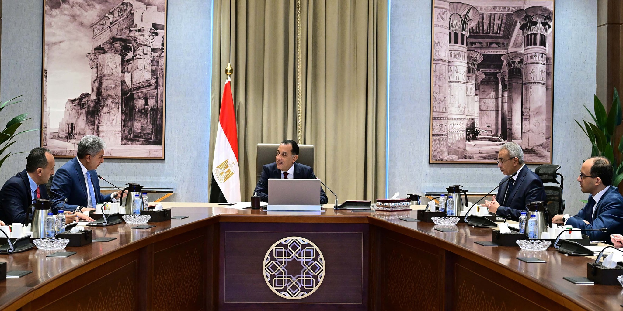 رئيس الوزراء يجتمع مع وزير السياحة والآثار 