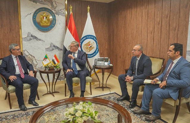 وزير البترول يجتمع مع سفير الجزائر