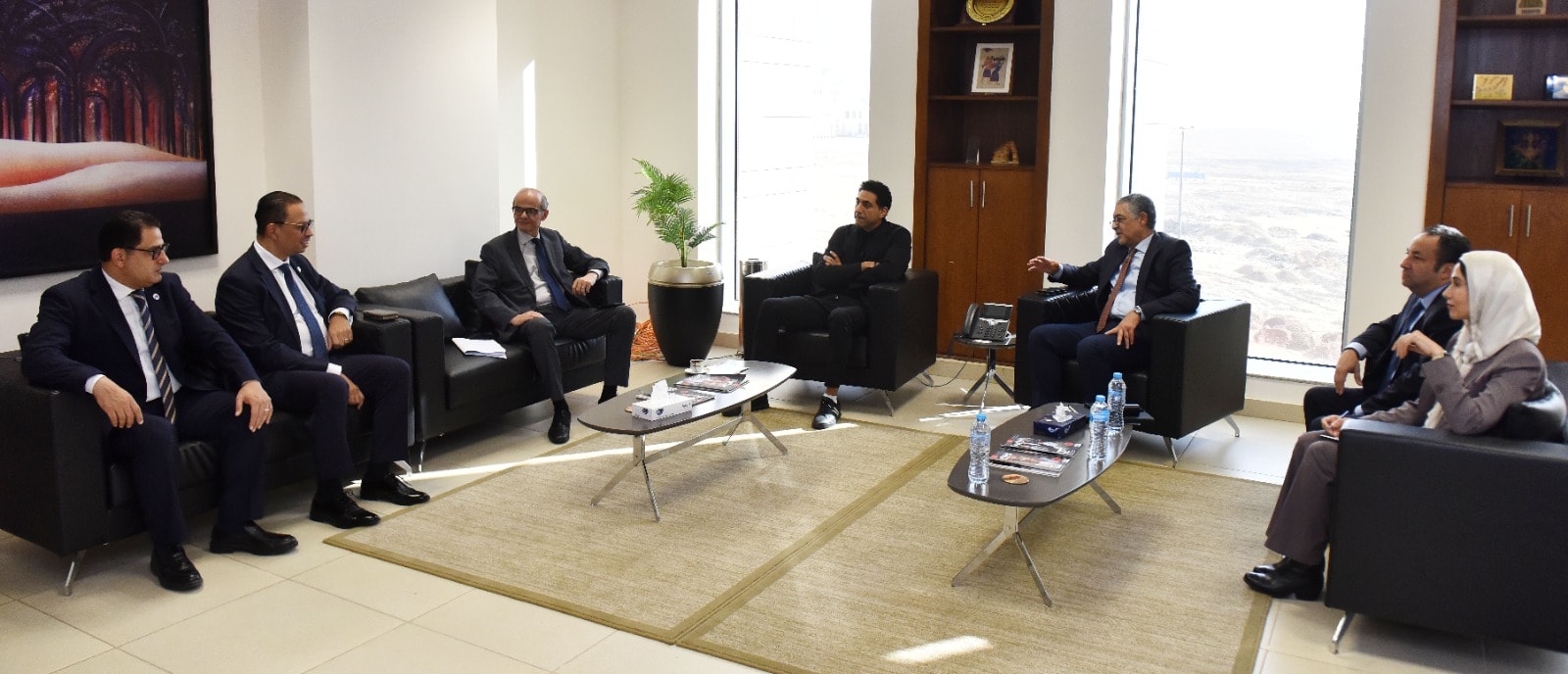 رئيس هيئة الاستثمار يلتقي المدير الإقليمي لشركة مينهارت السنغافورية