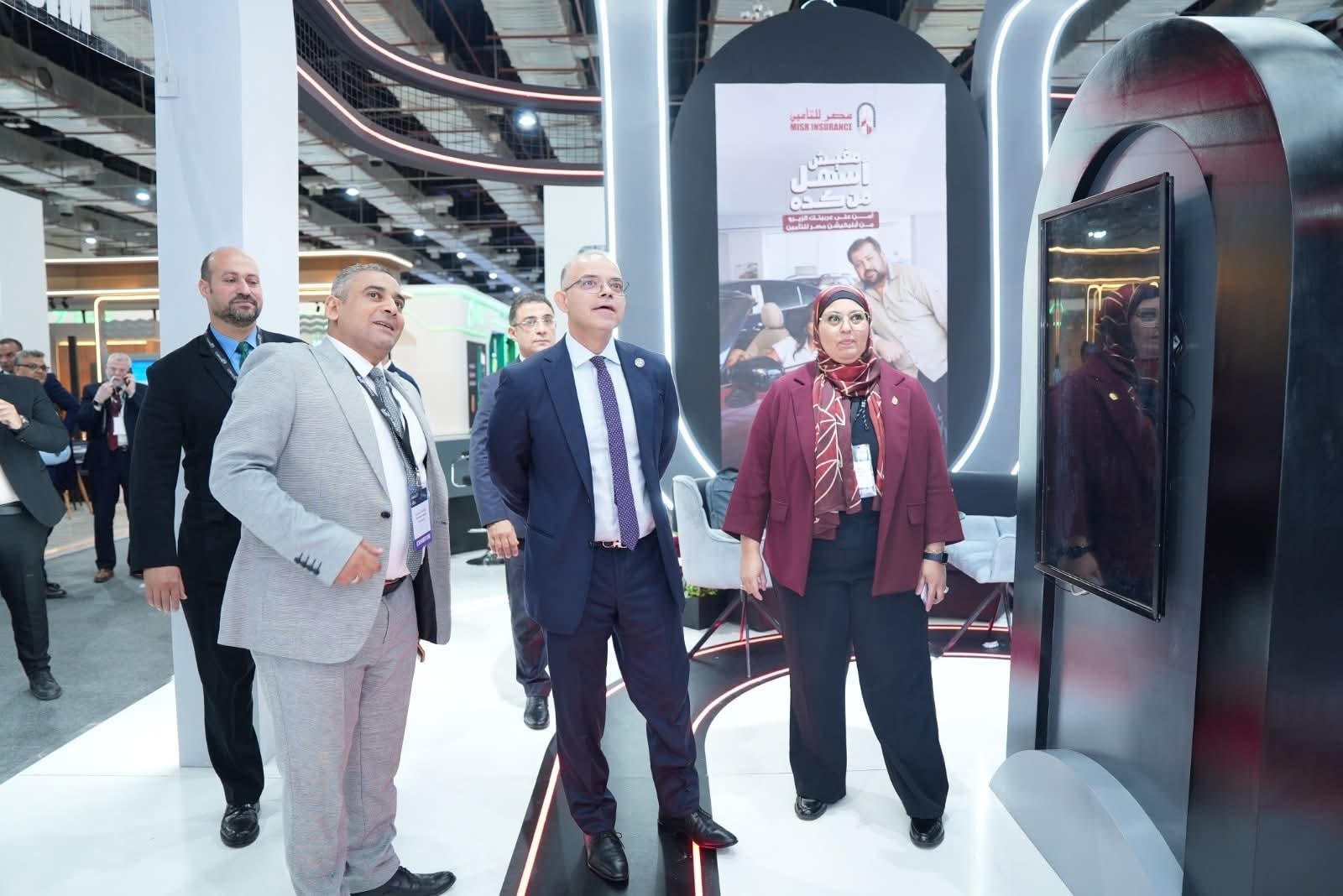 رئيس هيئة الرقابة المالية يزور جناح مصر للتأمين