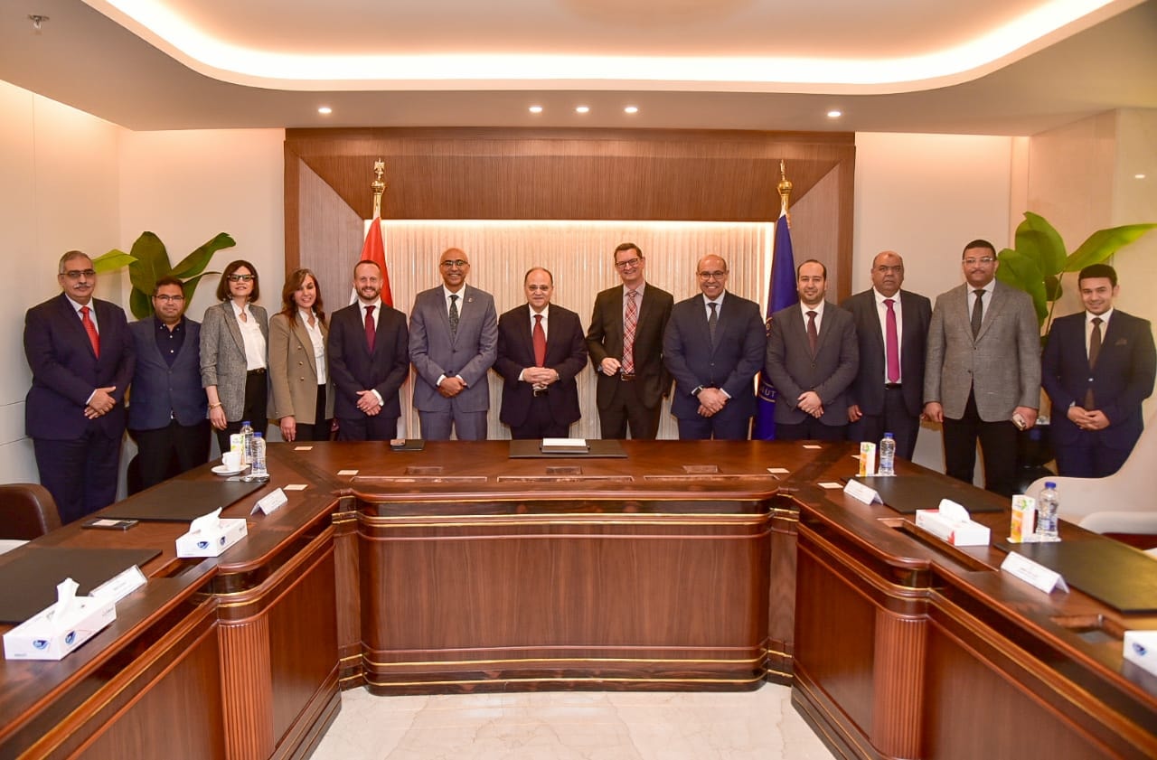 رئيس هيئة الدواء يجتمع مع ممثلي شركة EXTEDO