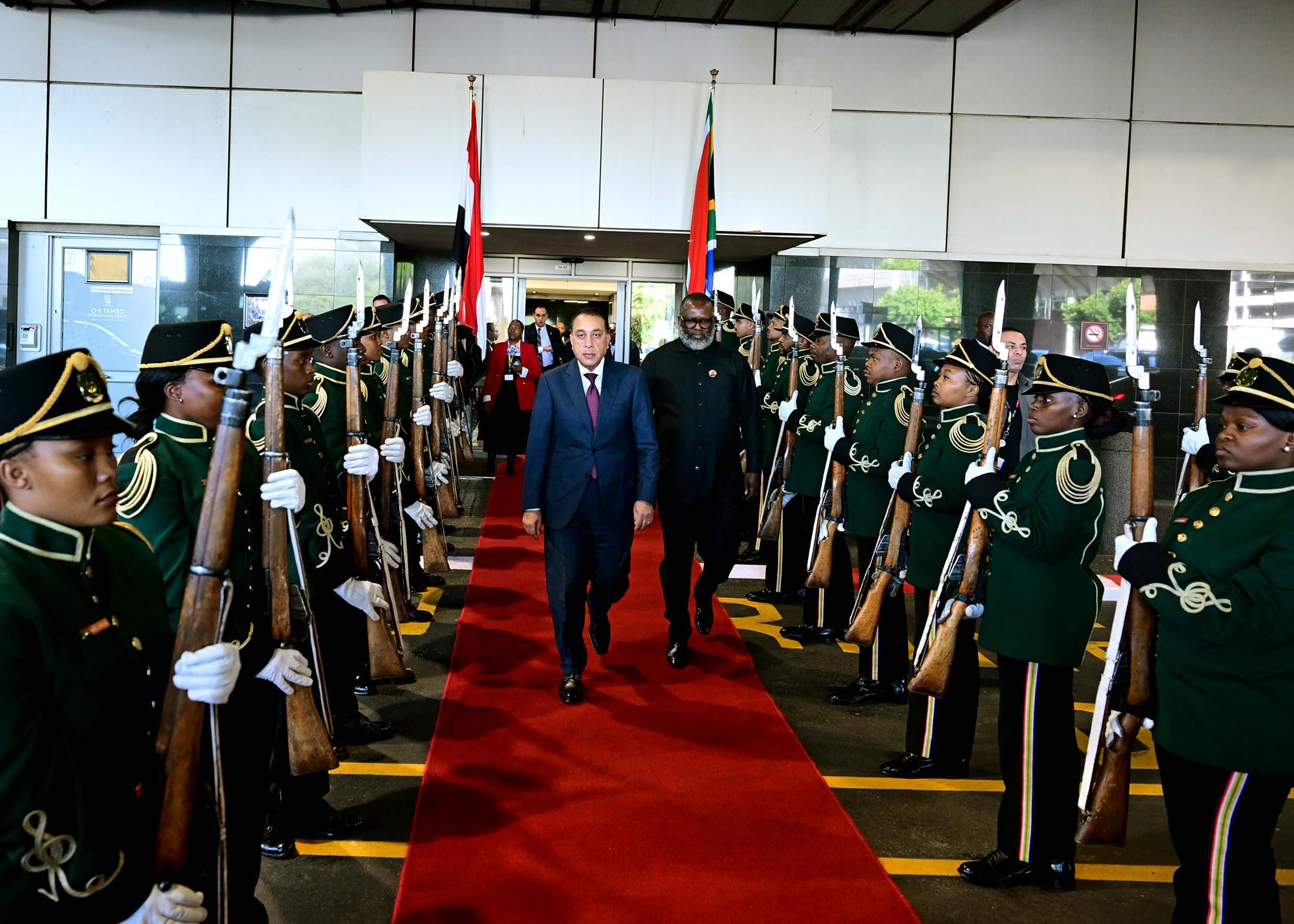 رئيس الوزراء يصل جوهانسبرج لترؤس وفد مصر بقمة مجموعة العشرين