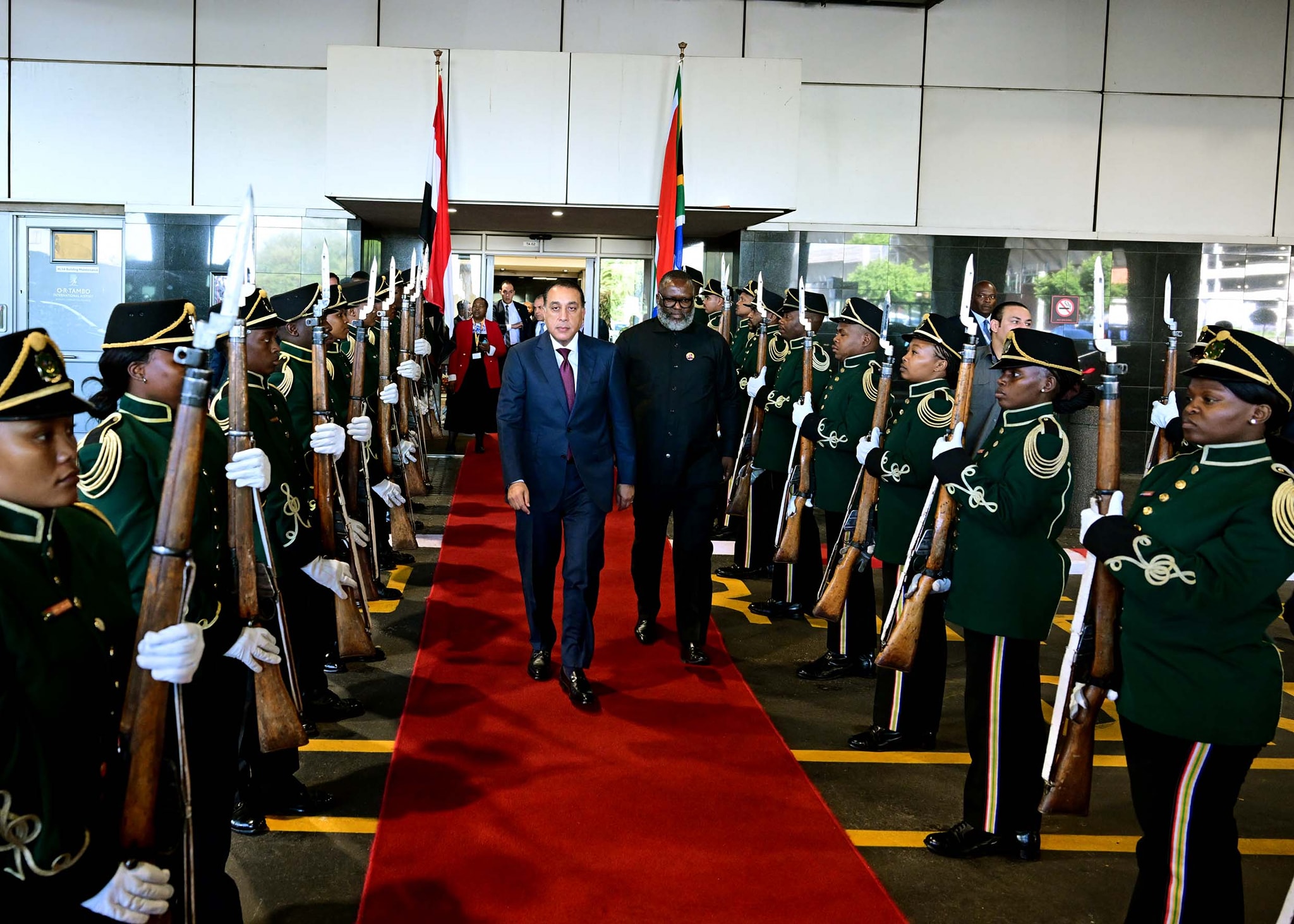 رئيس الوزراء يصل جوهانسبرج لترؤس وفد مصر بقمة مجموعة العشرين