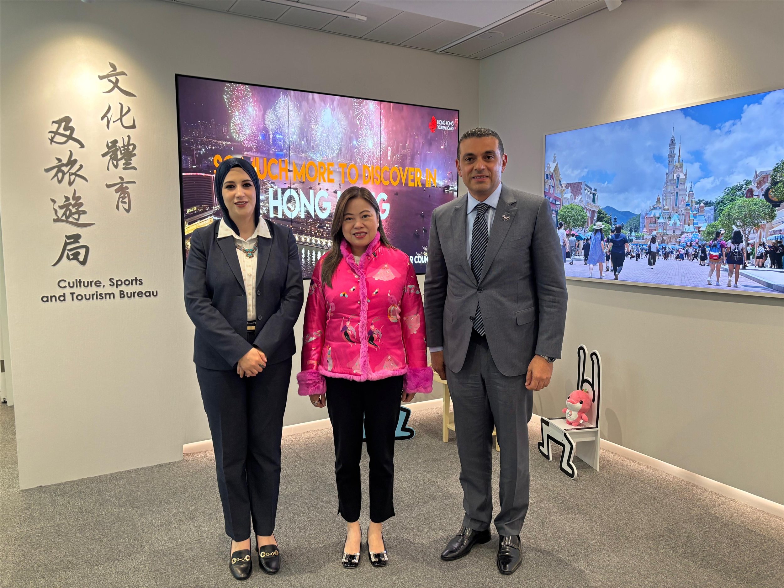 نائب وزير السياحة تلتقي مع وزيرة الدولة للسياحة بهونج كونج