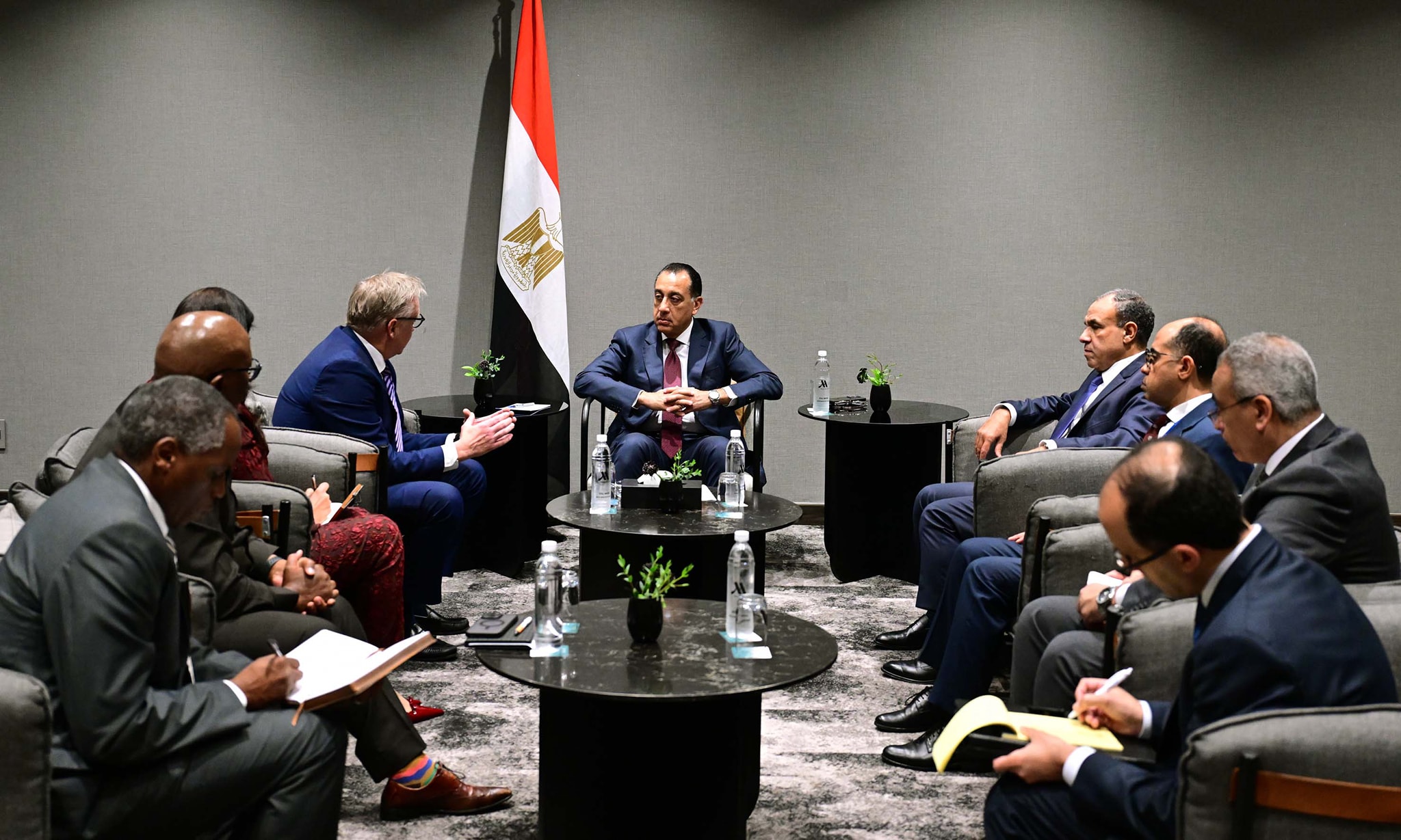 رئيس الوزراء يلتقي مسئولي شركة أنجلو جولد أشانتي