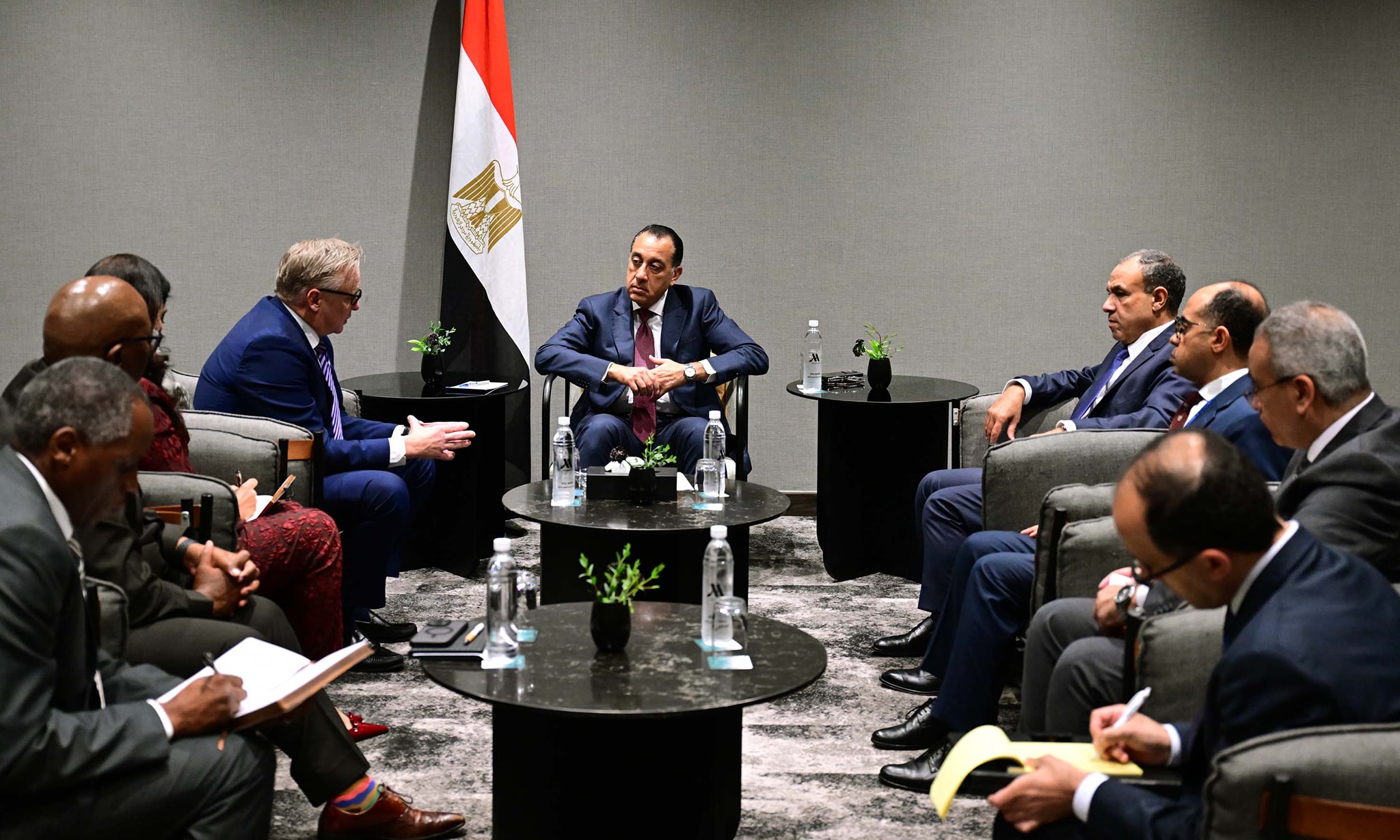 رئيس الوزراء يلتقي مسئولي شركة أنجلو جولد أشانتي