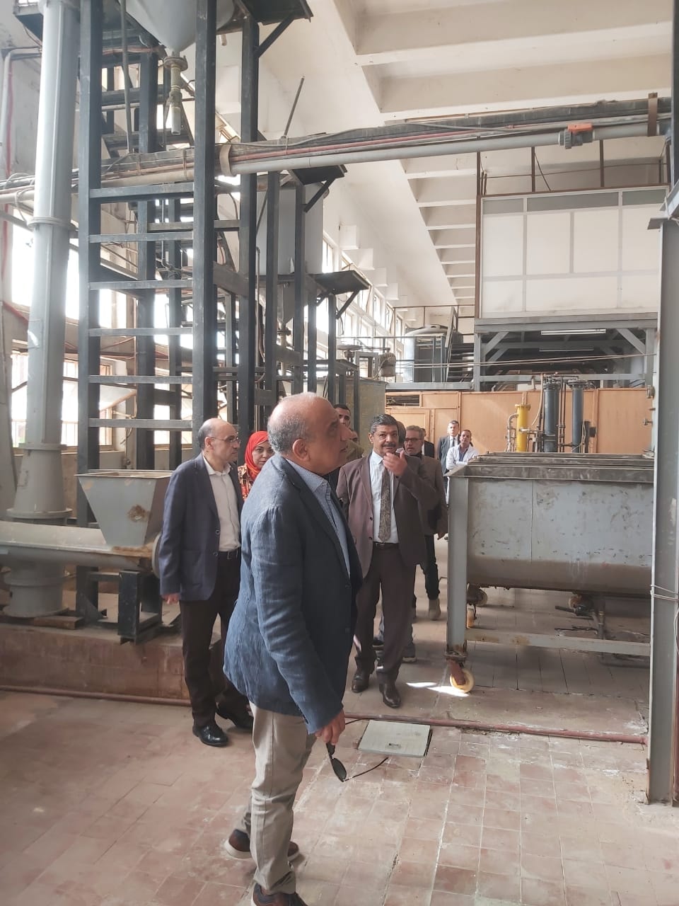 وزير الكهرباء يتفقد مجمع الوحدات التكنولوجية بأنشاص
