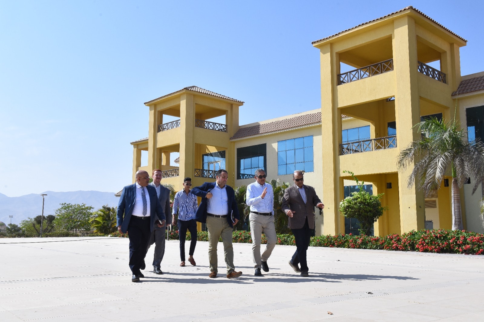 رئيس هيئة الاستثمار يقوم بجولة تفقدية لمشروعات مدينة الجلالة 