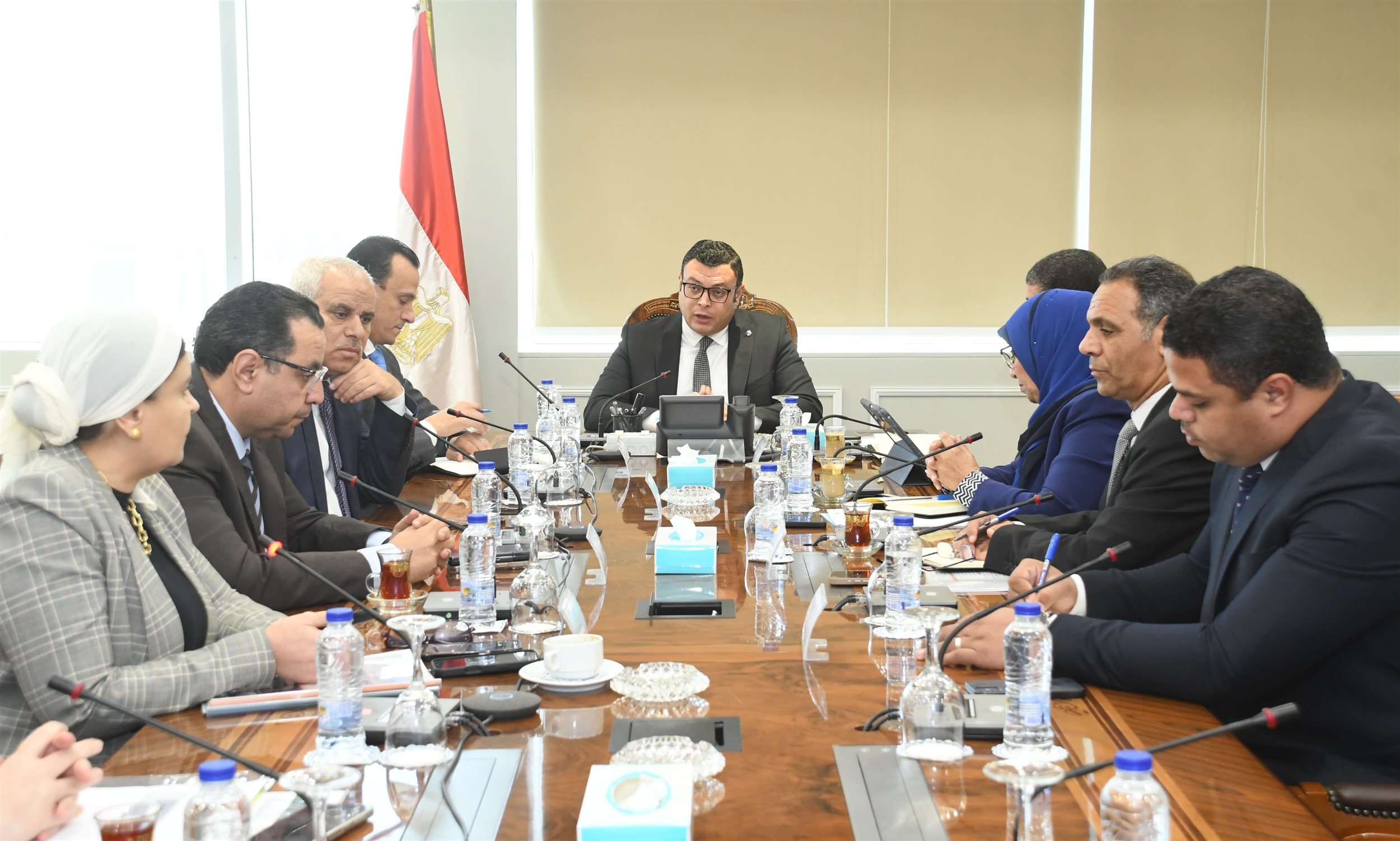 وزير الإسكان يتابع الضوابط بالإعلانات على الطرق العامة 