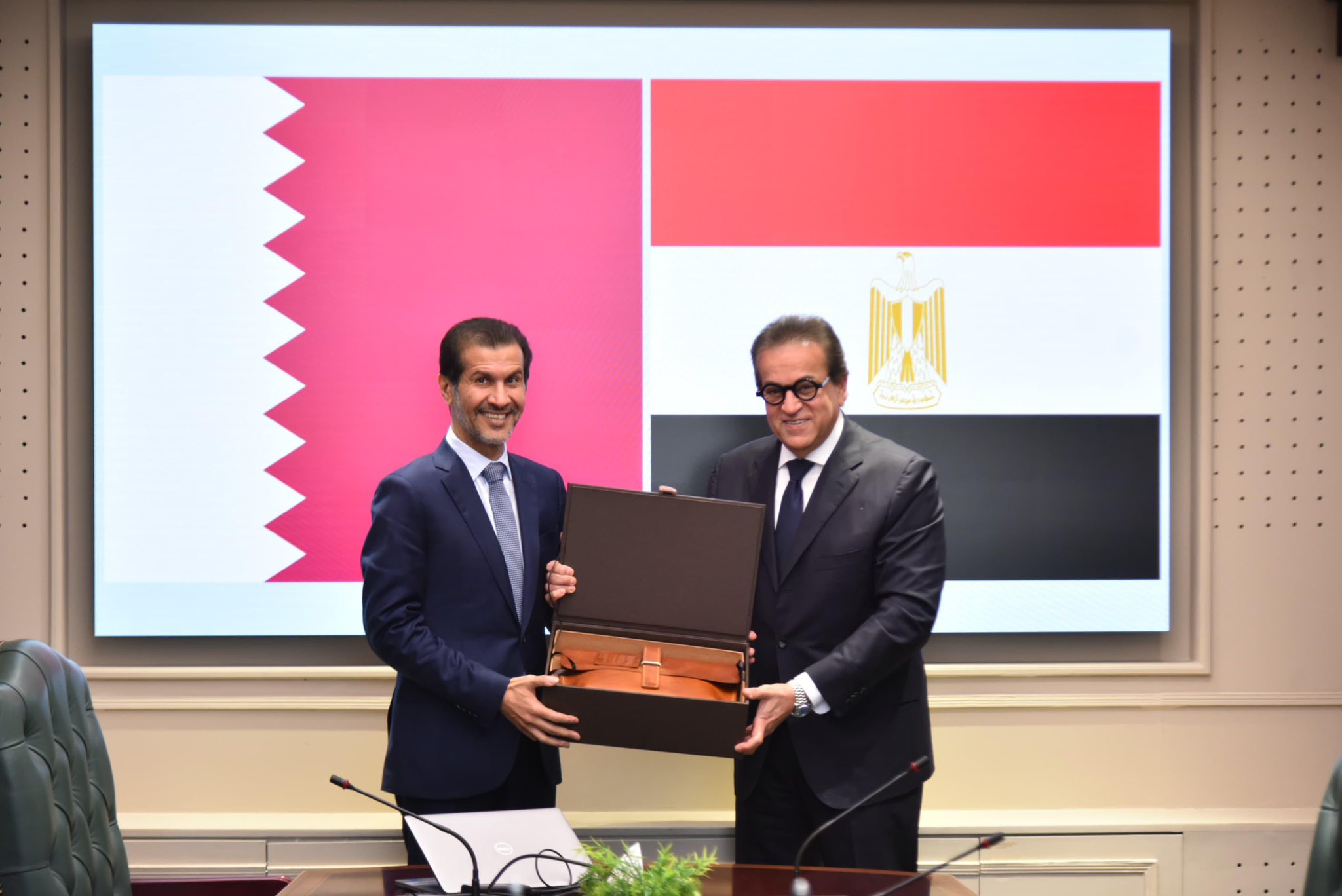 وزير الصحة يستقبل سفير قطر