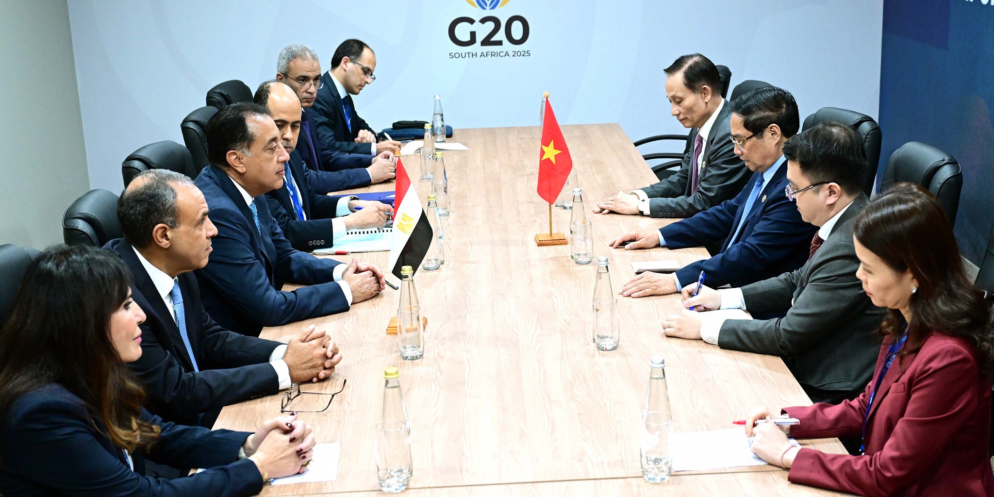 رئيس الوزراء يلتقي نظيره الفيتنامي