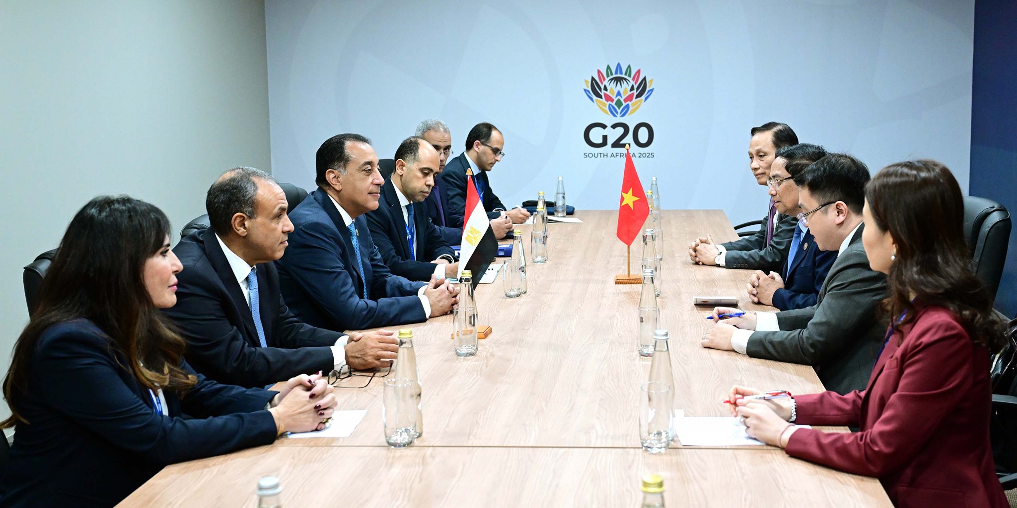 رئيس الوزراء يلتقي نظيره الفيتنامي