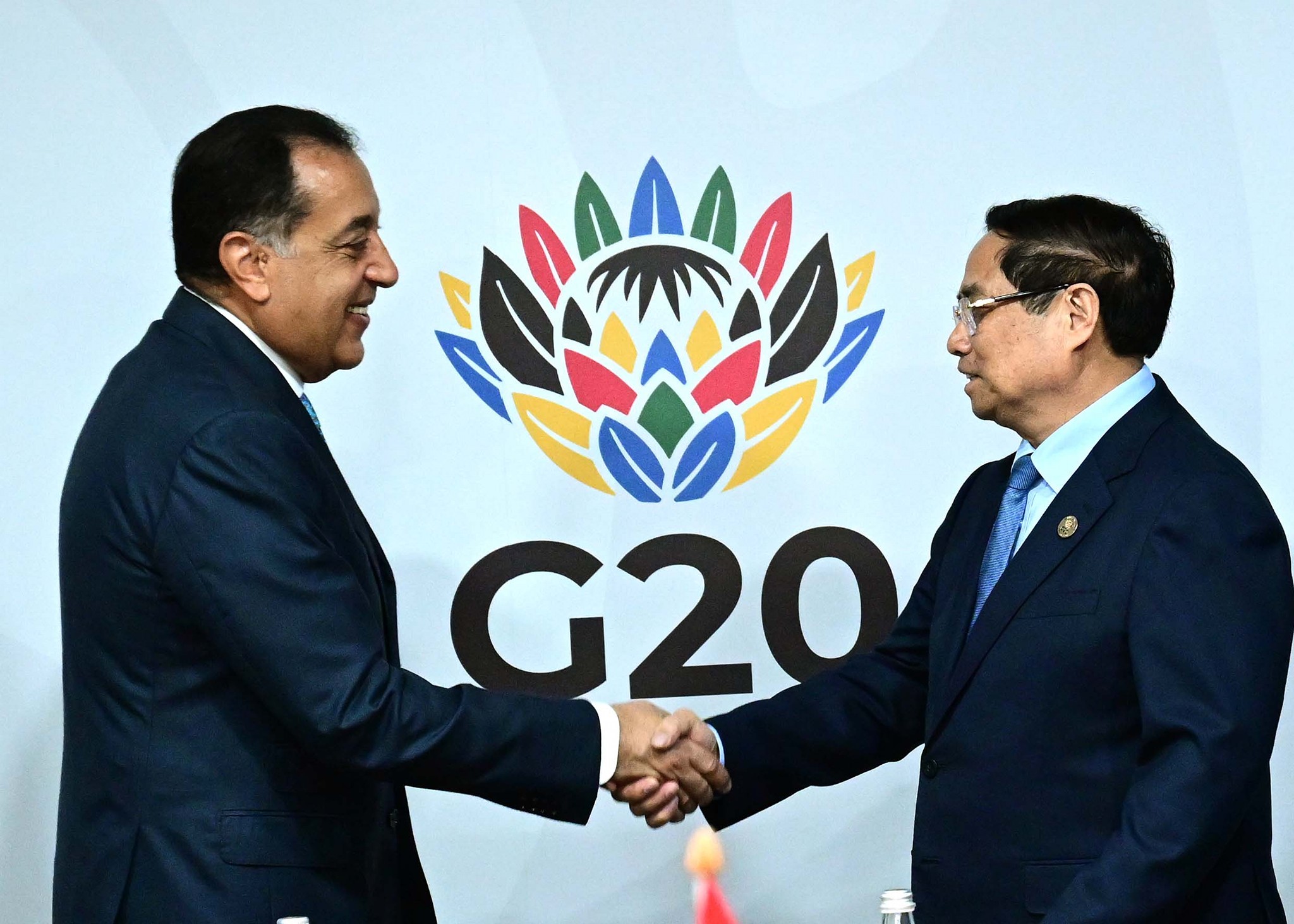 رئيس الوزراء يلتقي نظيره الفيتنامي