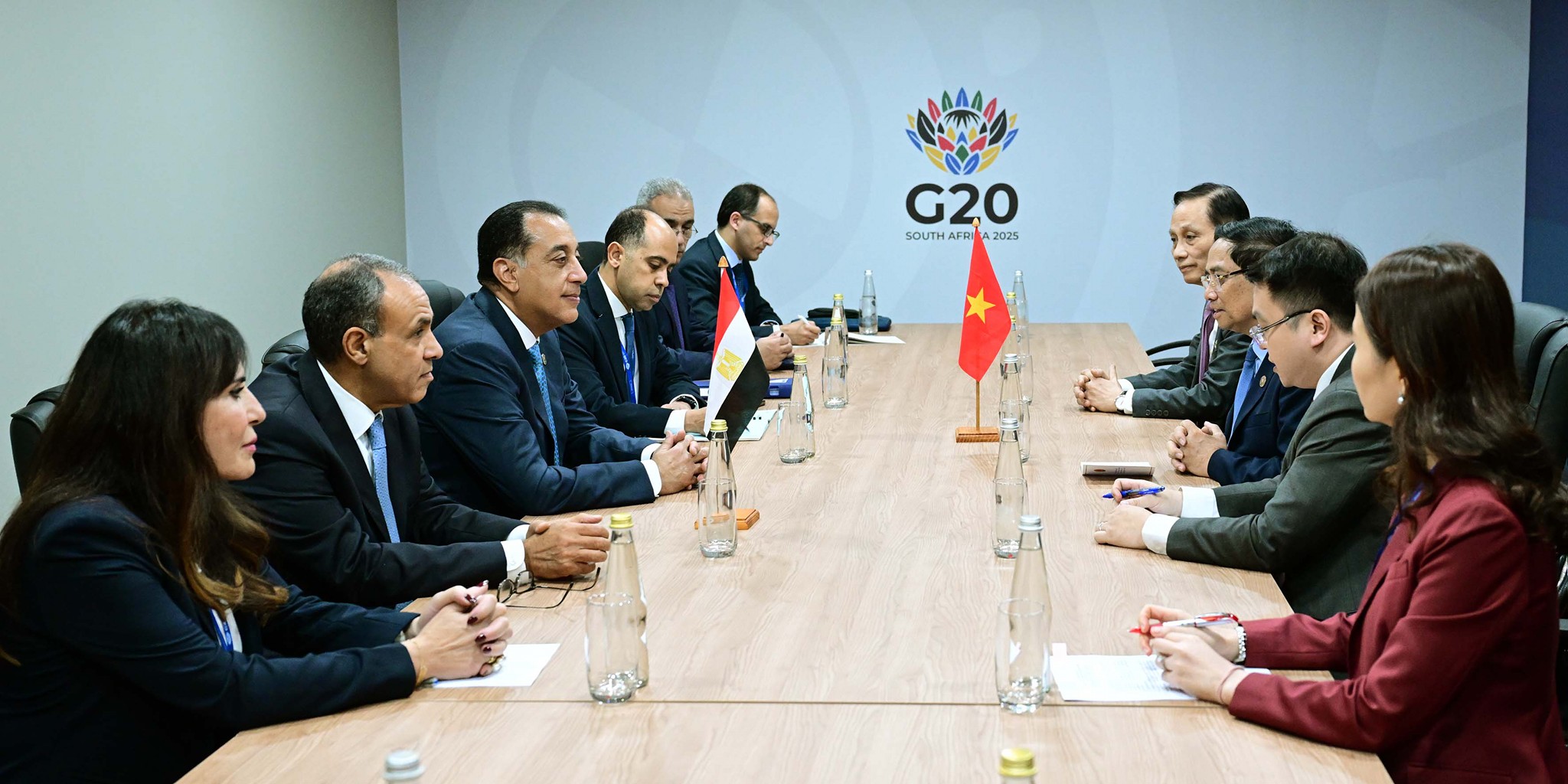 رئيس الوزراء يلتقي نظيره الفيتنامي