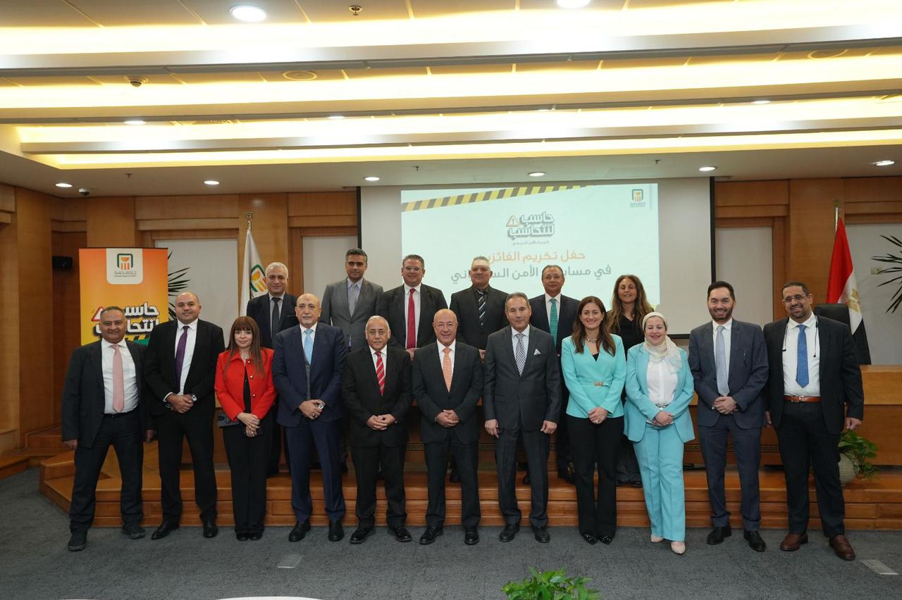 البنك الأهلي المصرى يكرم العاملين الفائزين في فعاليات التوعية بالأمن السيبراني