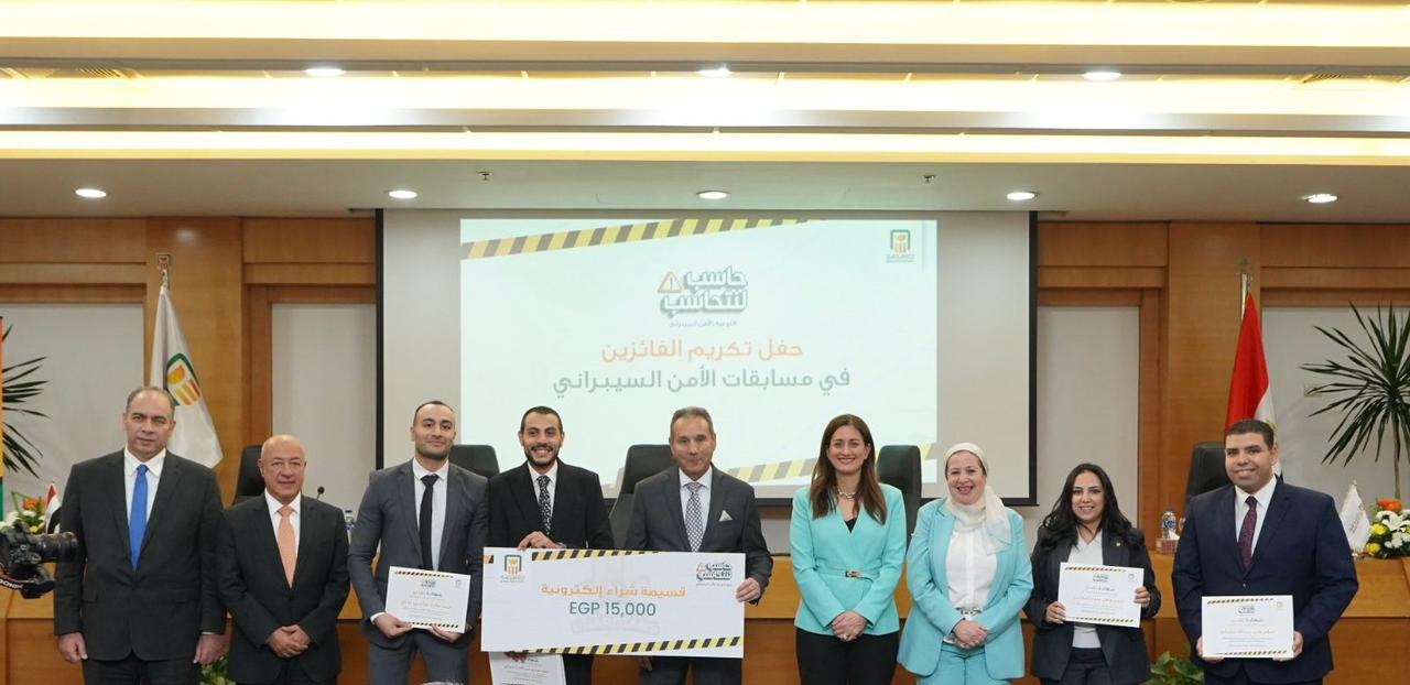 البنك الأهلي المصرى يكرم العاملين الفائزين في فعاليات التوعية بالأمن السيبراني