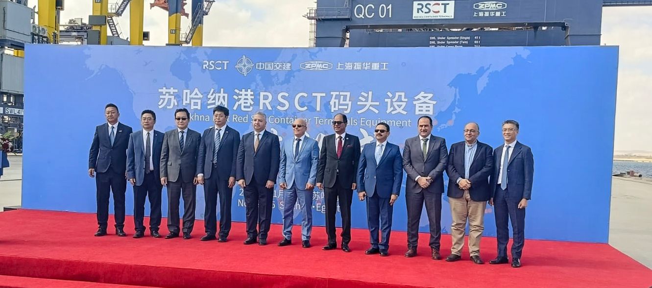 تسليم معدات مناولة الحاويات بمحطة شركة البحر الأحمر للحاويات