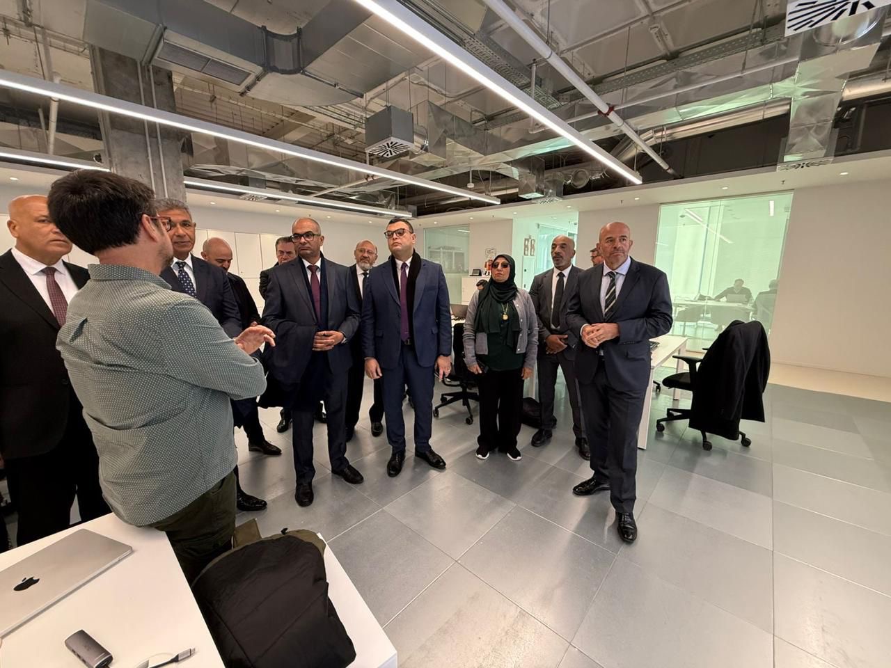 وزير الإسكان يزور مقر أكسيونا بمدريد 
