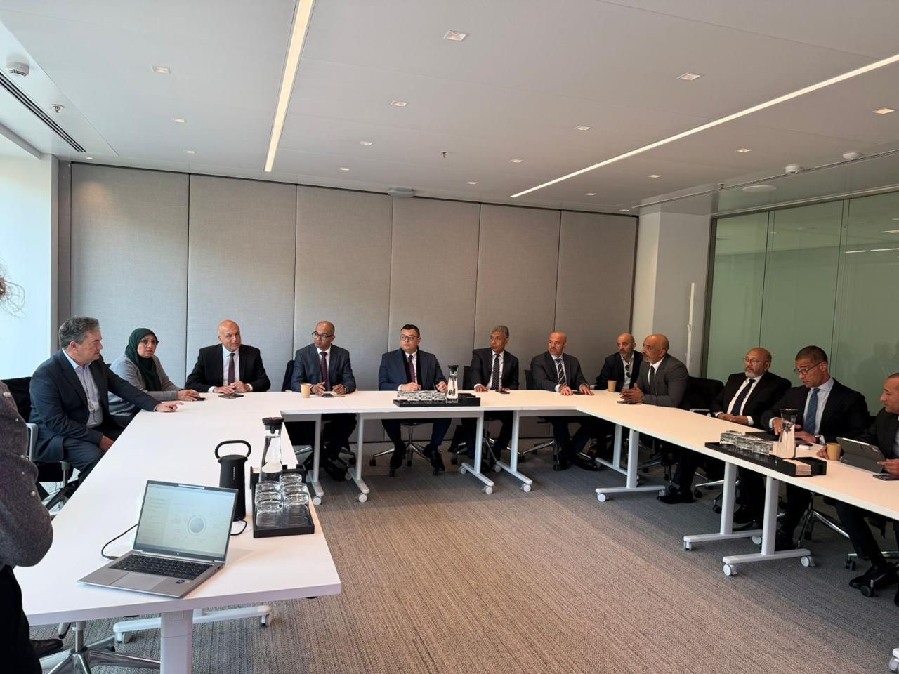 وزير الإسكان يزور مقر أكسيونا بمدريد 