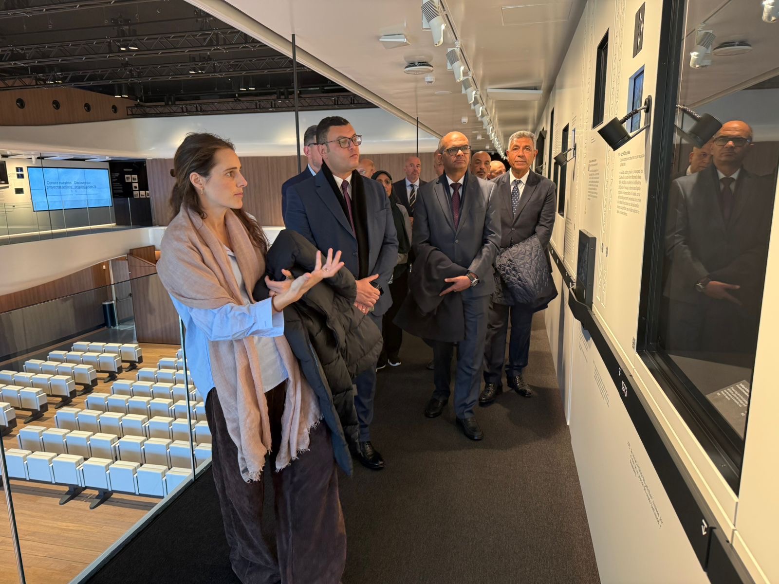 وزير الإسكان يزور مقر أكسيونا بمدريد 