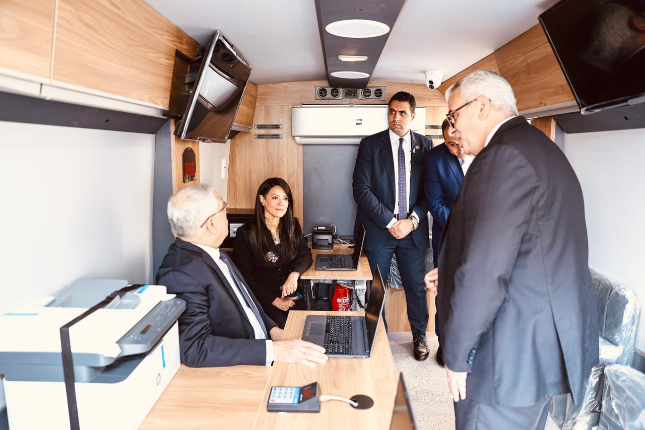 المشاط والنائب العام يشهدان تسليم 17 مركزًا تكنولوجيا متنقلا