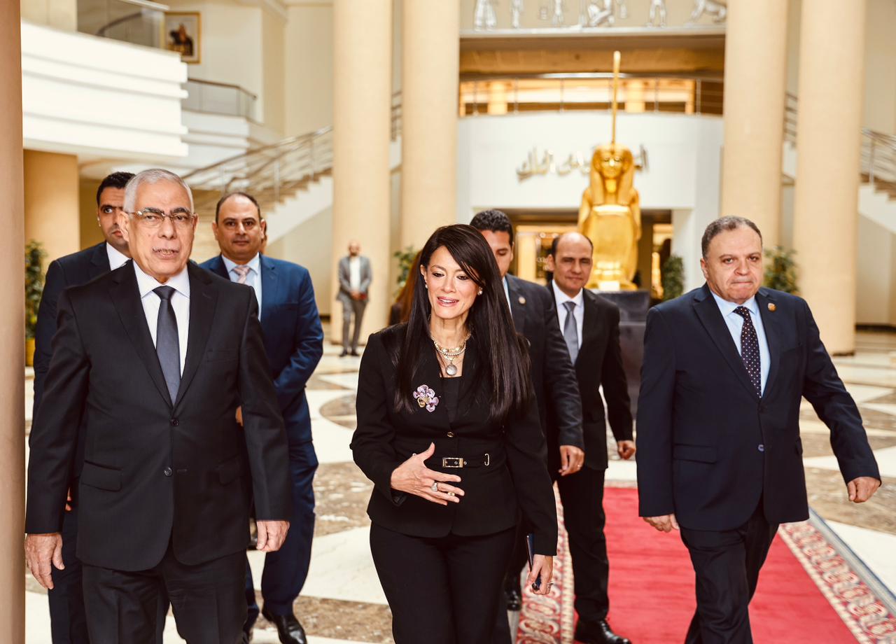 المشاط والنائب العام يشهدان تسليم 17 مركزًا تكنولوجيا متنقلا