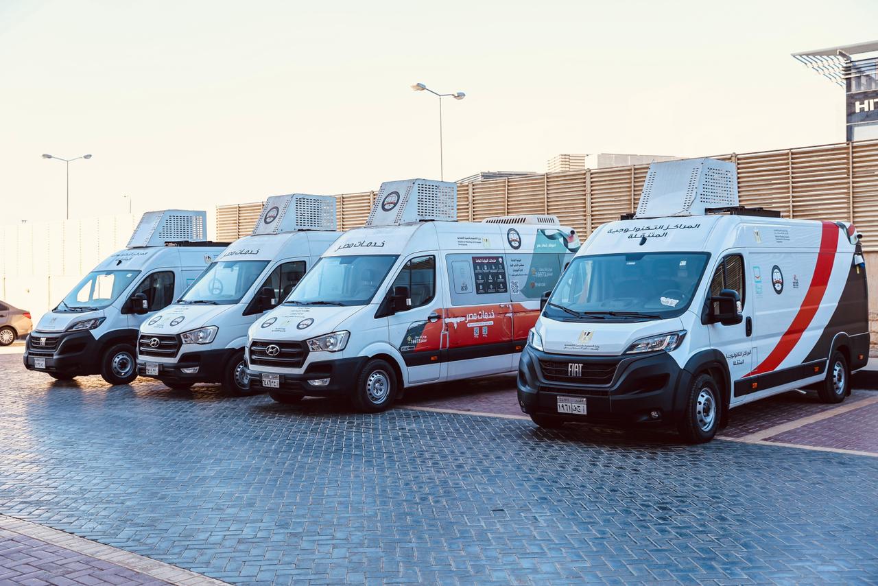 المشاط والنائب العام يشهدان تسليم 17 مركزًا تكنولوجيا متنقلا