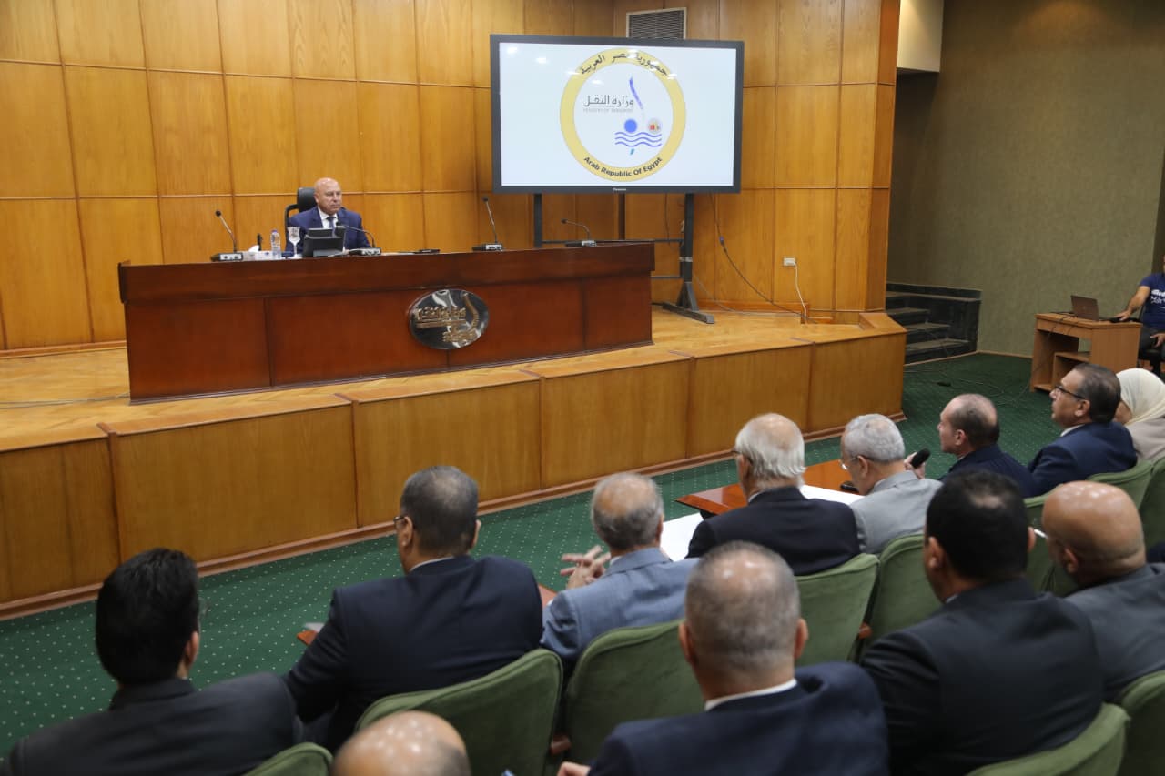 الوزير يجتمع مع 23 شركة لمصنعي الاتوبيسات والمركبات