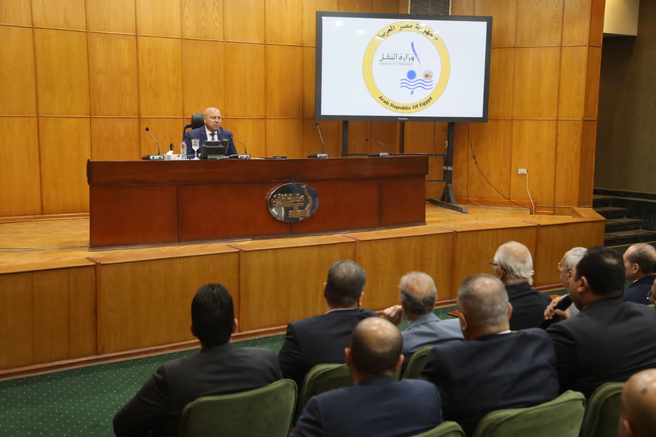 الوزير يجتمع مع 23 شركة لمصنعي الاتوبيسات والمركبات