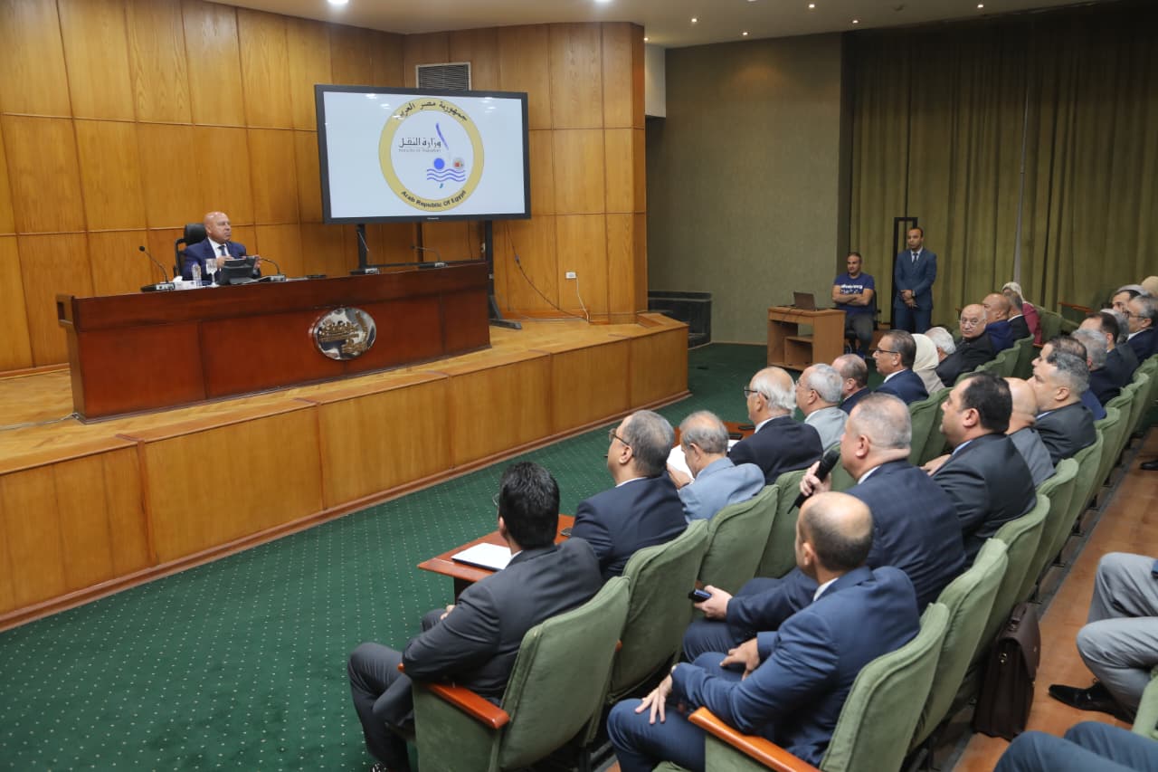 الوزير يجتمع مع 23 شركة لمصنعي الاتوبيسات والمركبات