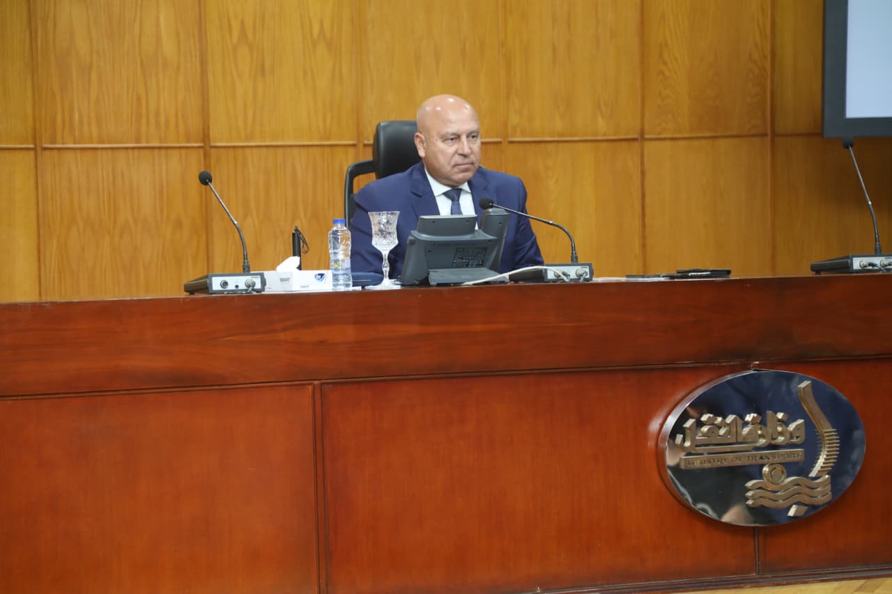 الوزير يجتمع مع 23 شركة لمصنعي الاتوبيسات والمركبات