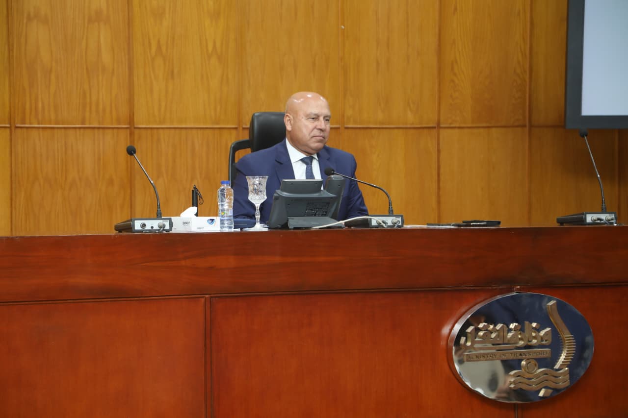 الوزير يجتمع مع 23 شركة لمصنعي الاتوبيسات والمركبات