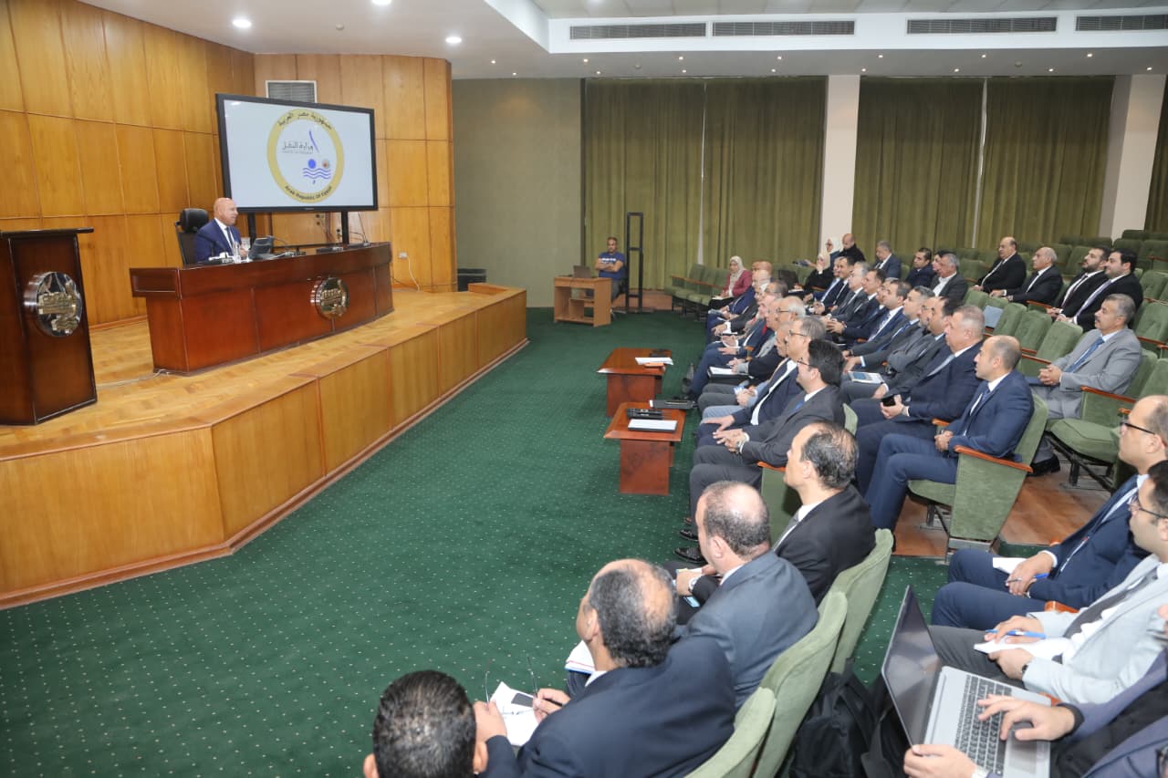 الوزير يجتمع مع 23 شركة لمصنعي الاتوبيسات والمركبات